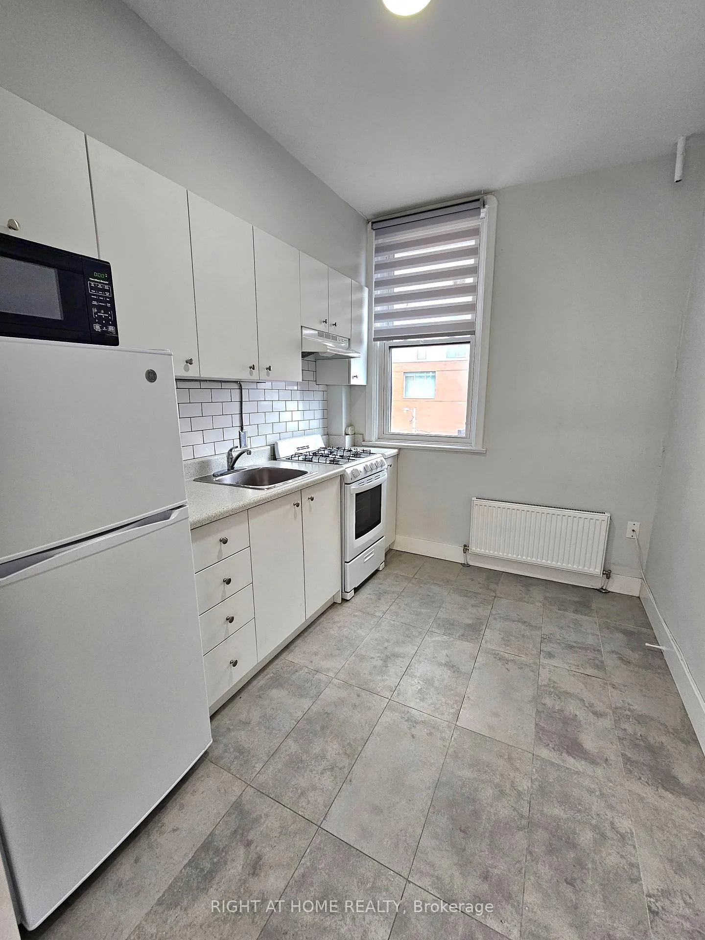 Photo 2 of Unit 3, 437 Spadina Avenue, Toronto, Kensington-Chinatown — HOMEH