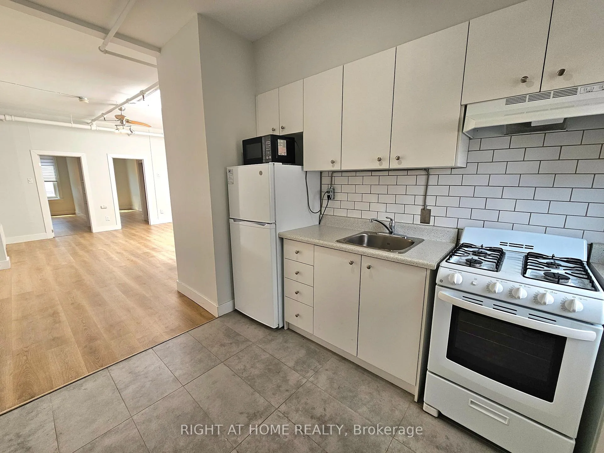 Photo 3 of Unit 3, 437 Spadina Avenue, Toronto, Kensington-Chinatown — HOMEH