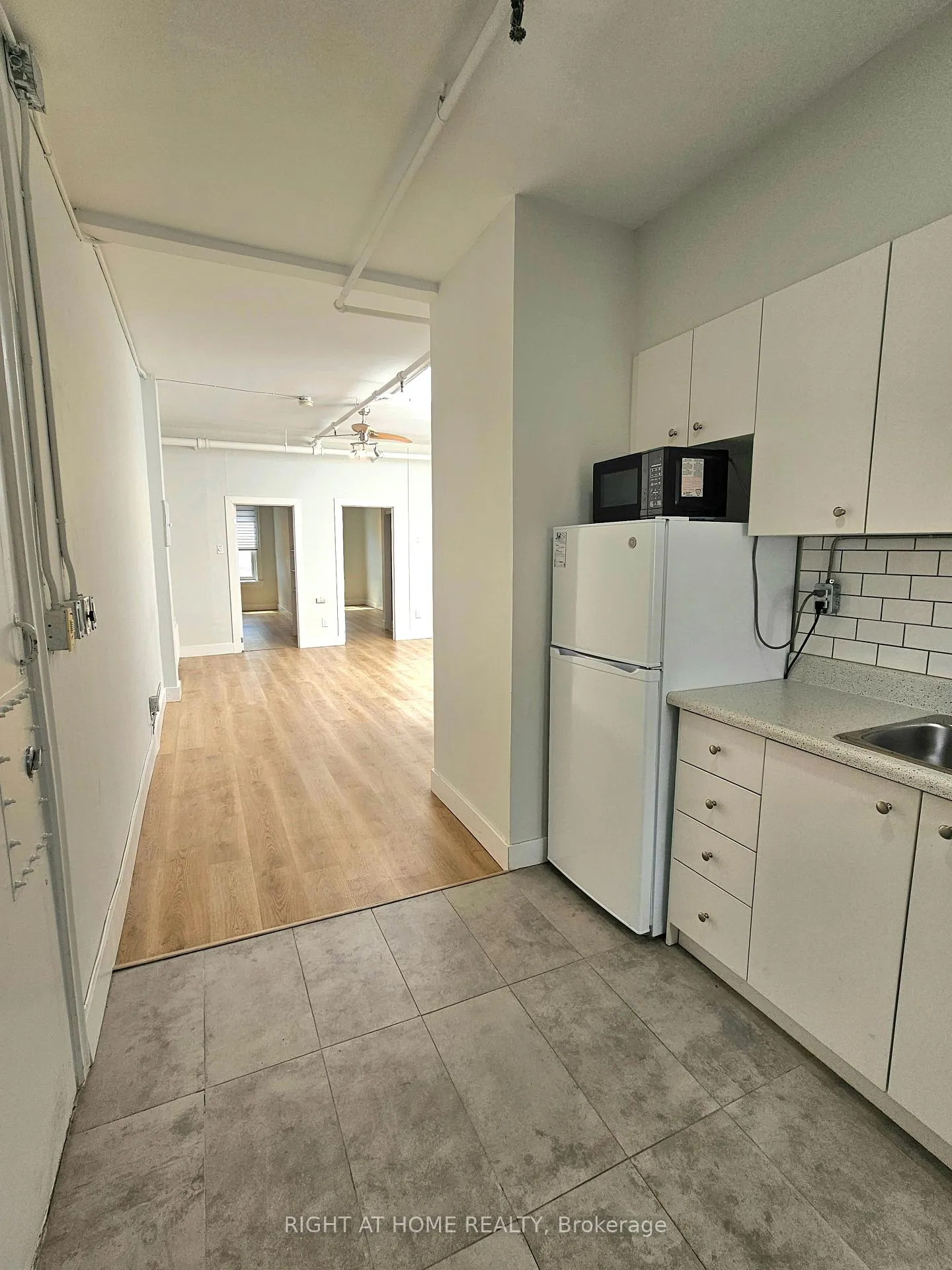 Photo 4 of Unit 3, 437 Spadina Avenue, Toronto, Kensington-Chinatown — HOMEH