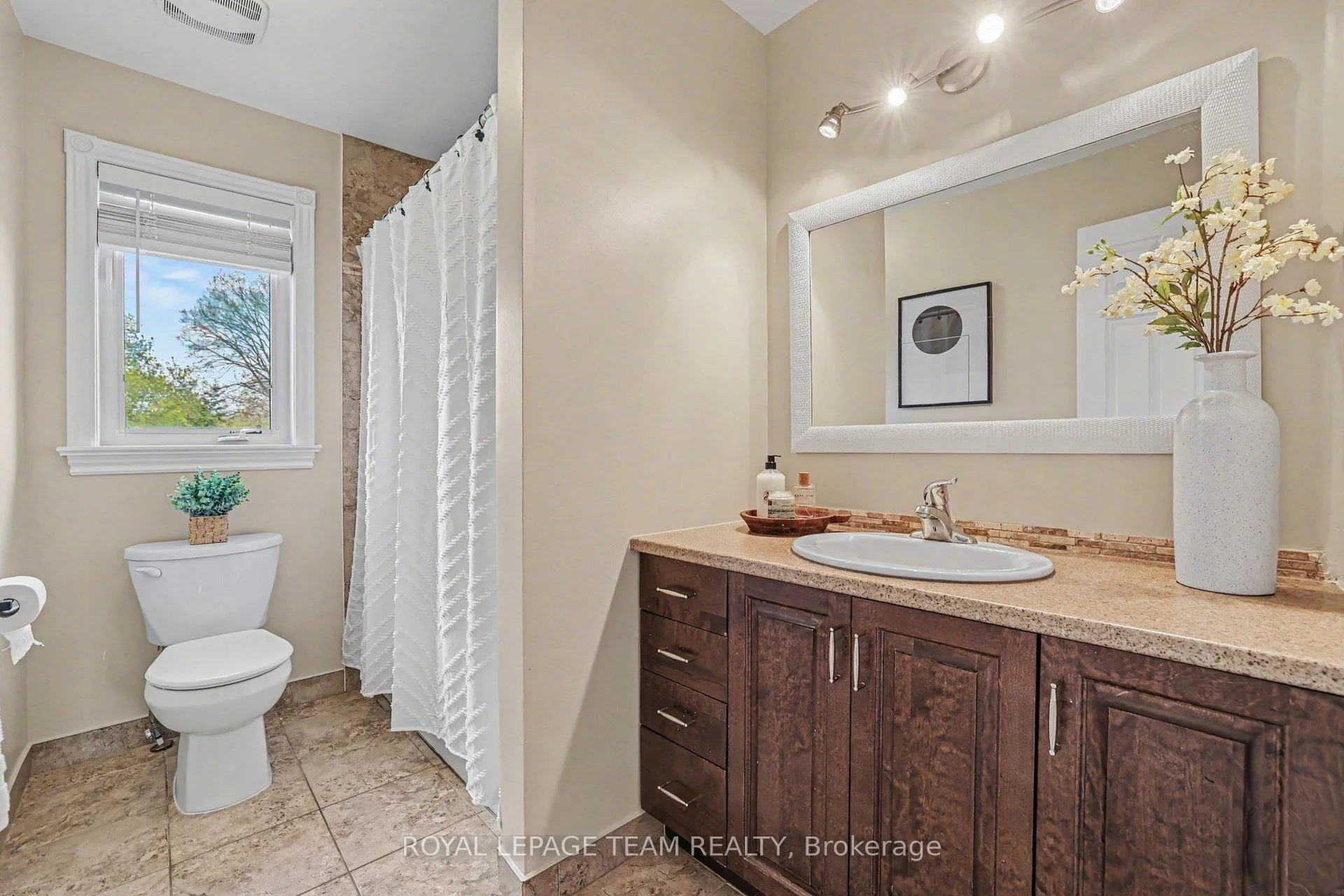 Photo 29 of 77 Chanonhouse Drive, Ottawa, Richmond — HOMEH