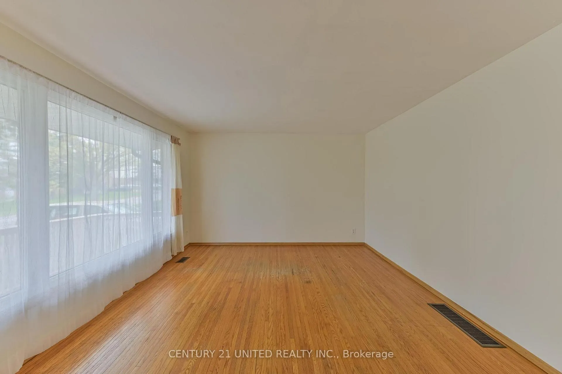Photo 2 of 261 Maxwell Avenue, Peterborough, Ashburnham Ward 4 — HOMEH