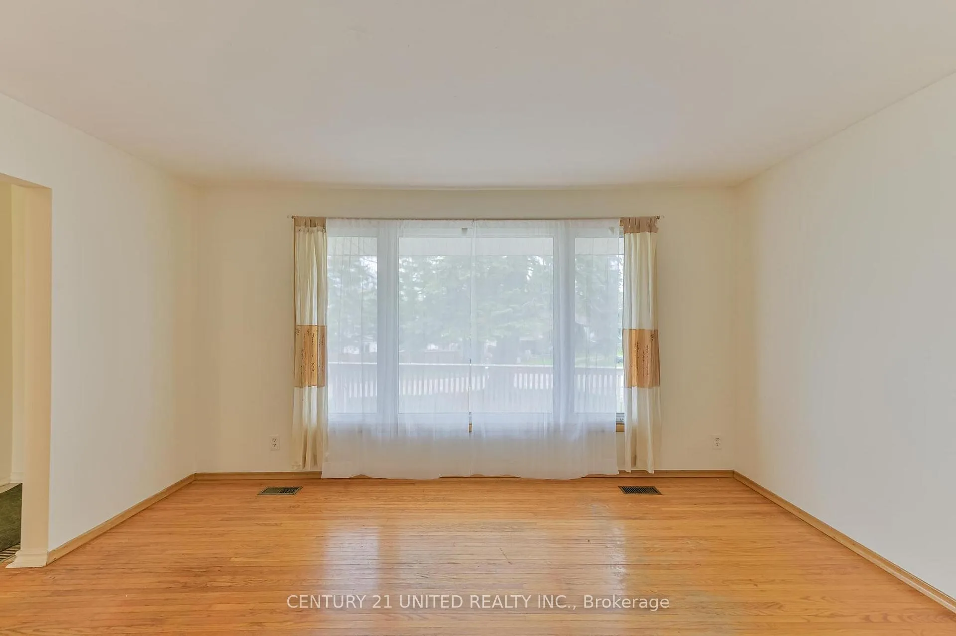 Photo 3 of 261 Maxwell Avenue, Peterborough, Ashburnham Ward 4 — HOMEH