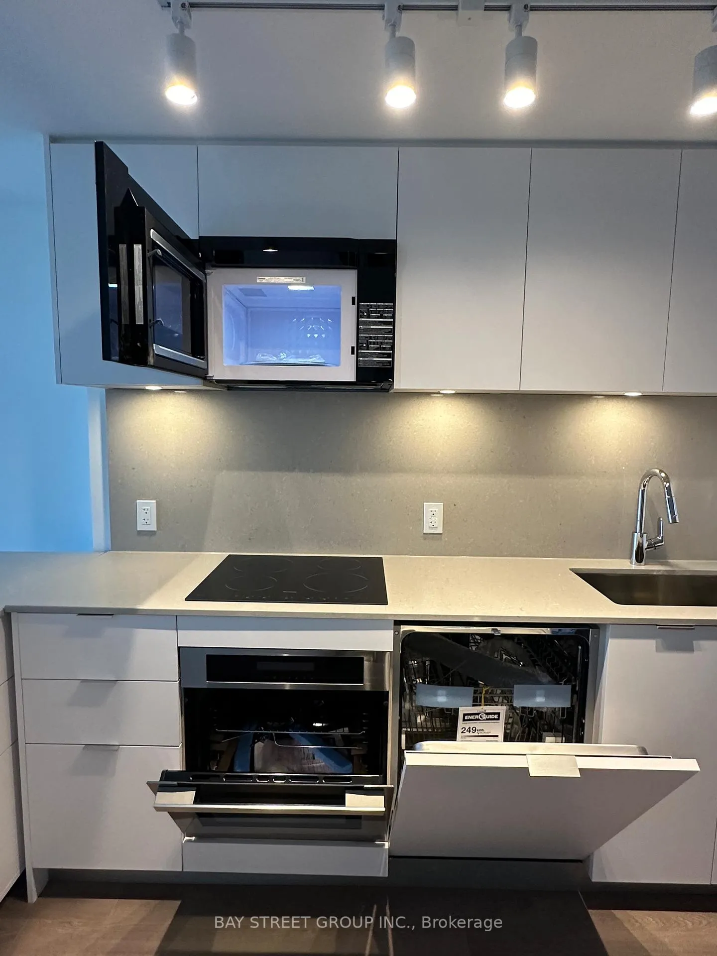 Photo 7 of Unit 1203, 8 Cedarland Drive, Markham, Unionville — HOMEH