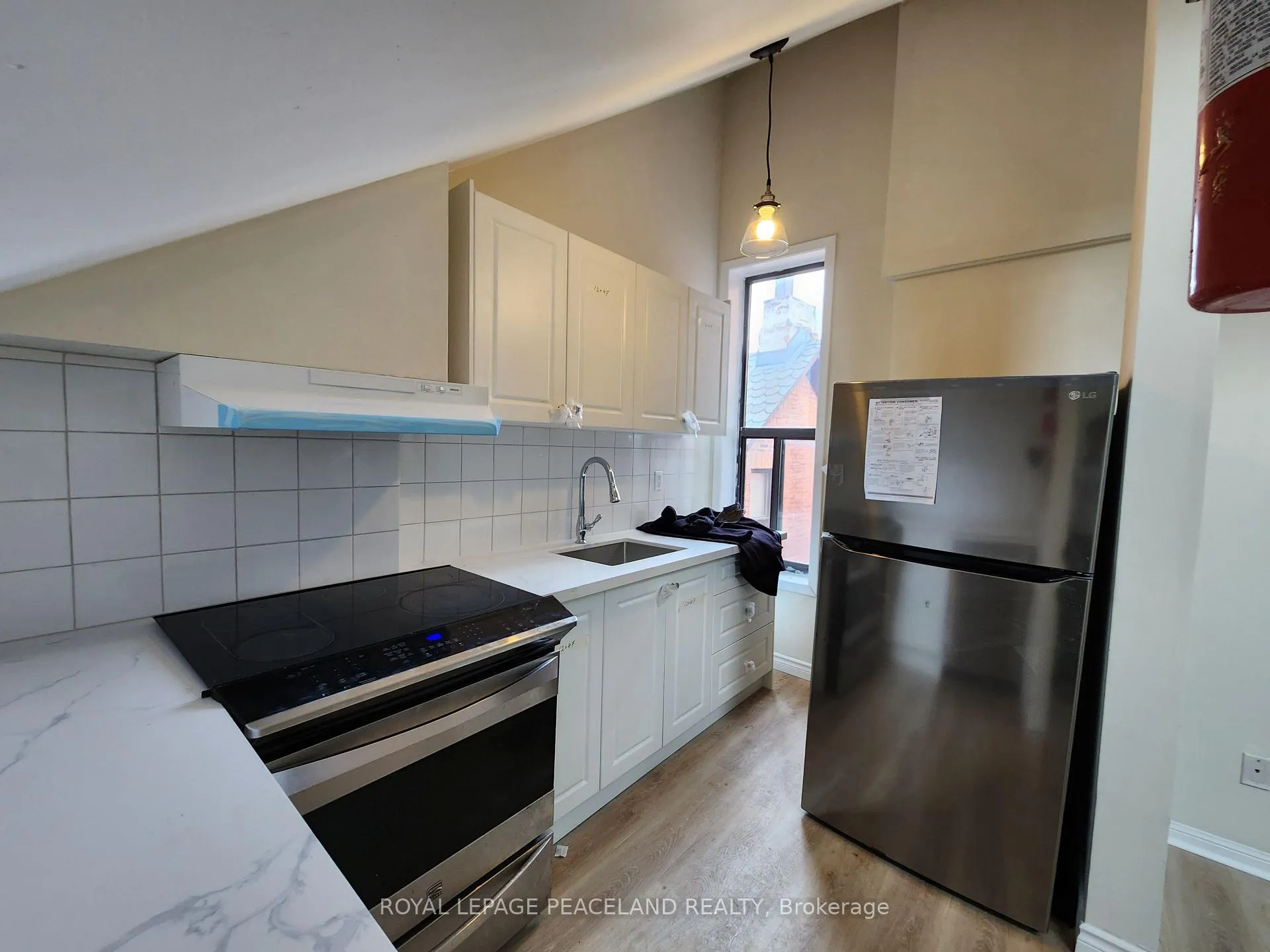 Photo 2 of Unit 3, 558 Spadina Crescent, Toronto, University — HOMEH