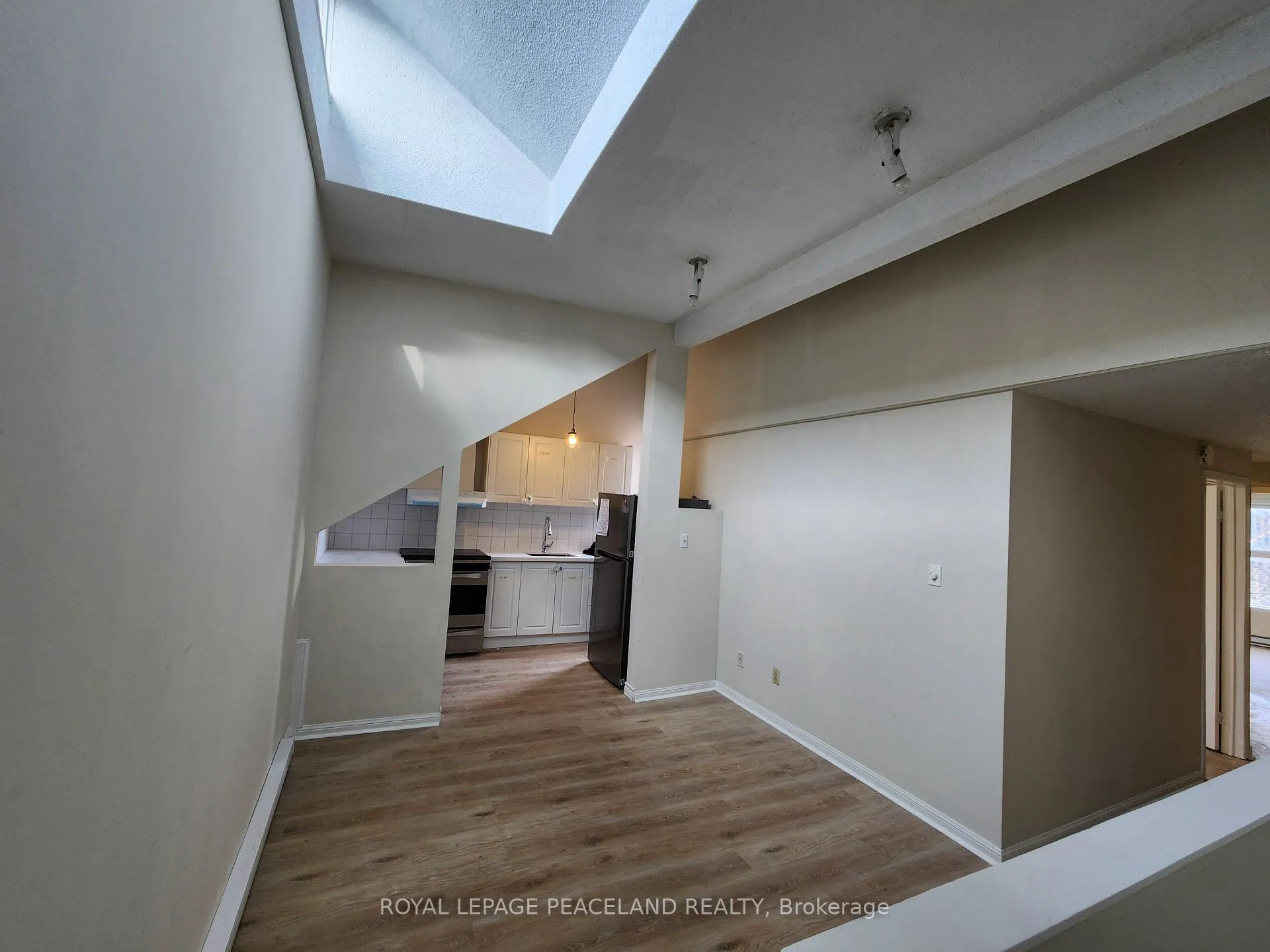 Photo 3 of Unit 3, 558 Spadina Crescent, Toronto, University — HOMEH