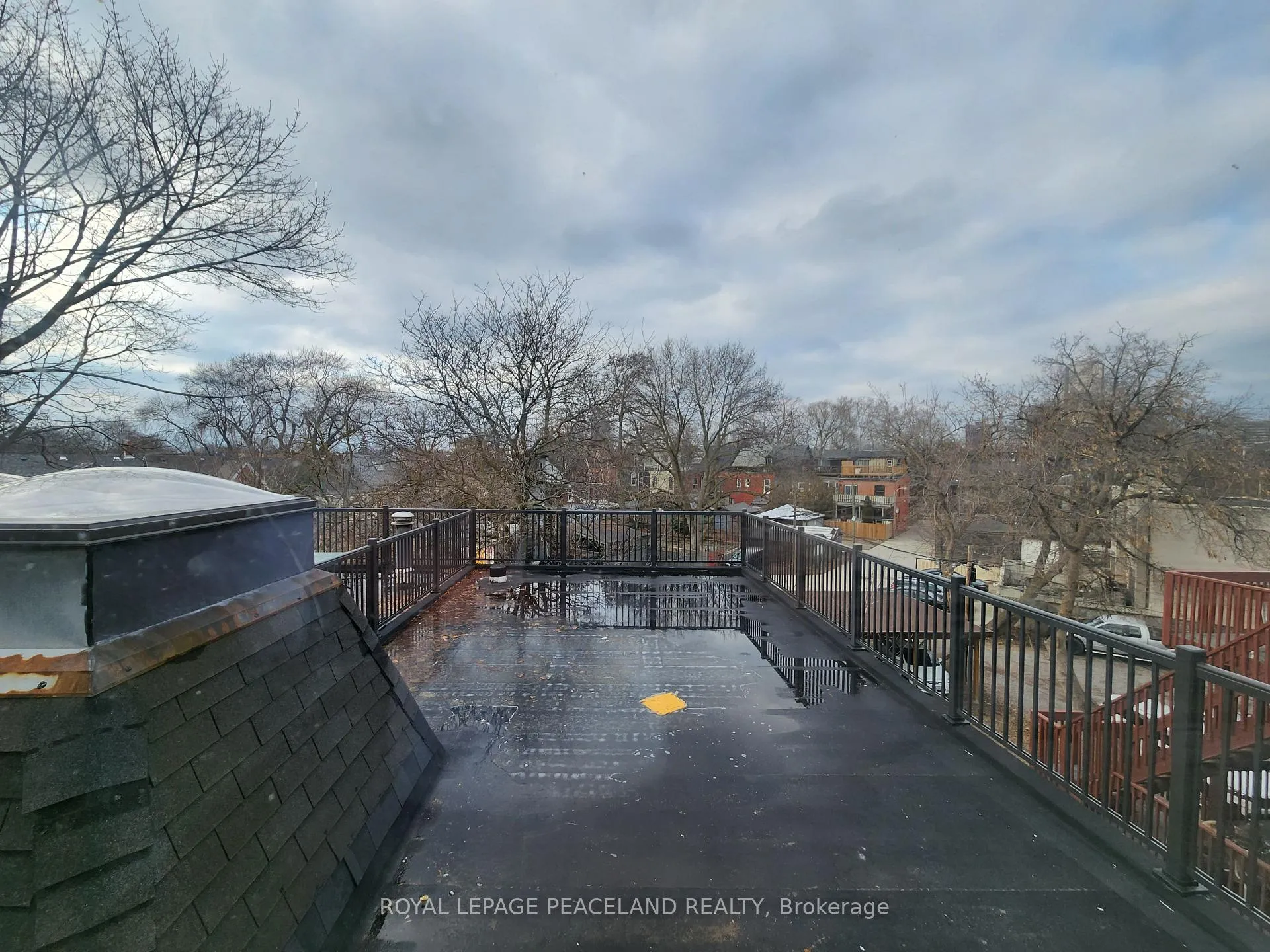 Photo 4 of Unit 3, 558 Spadina Crescent, Toronto, University — HOMEH
