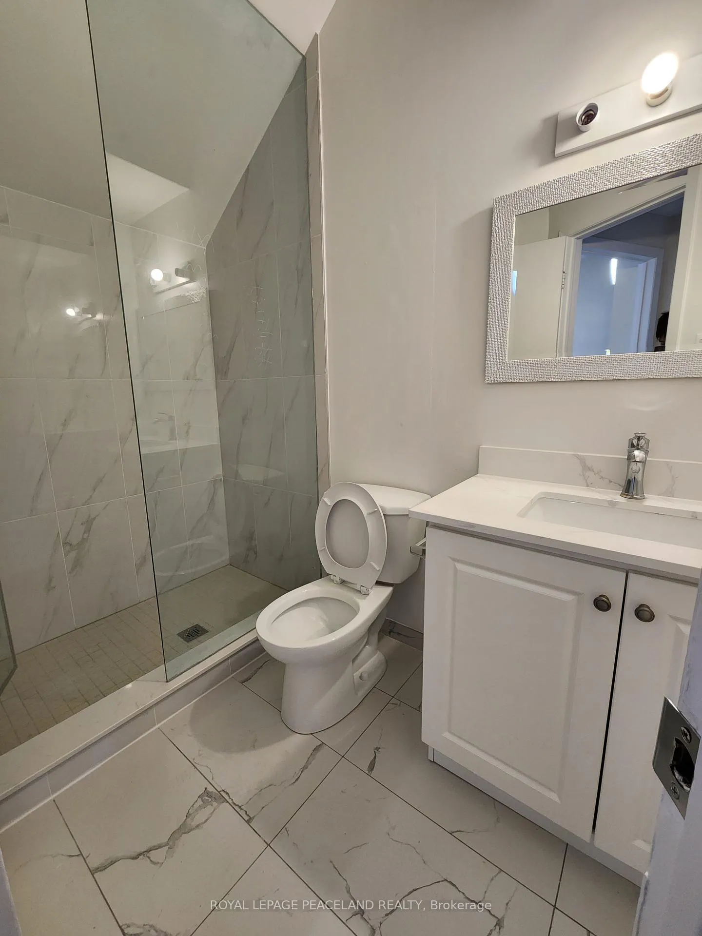 Photo 5 of Unit 3, 558 Spadina Crescent, Toronto, University — HOMEH