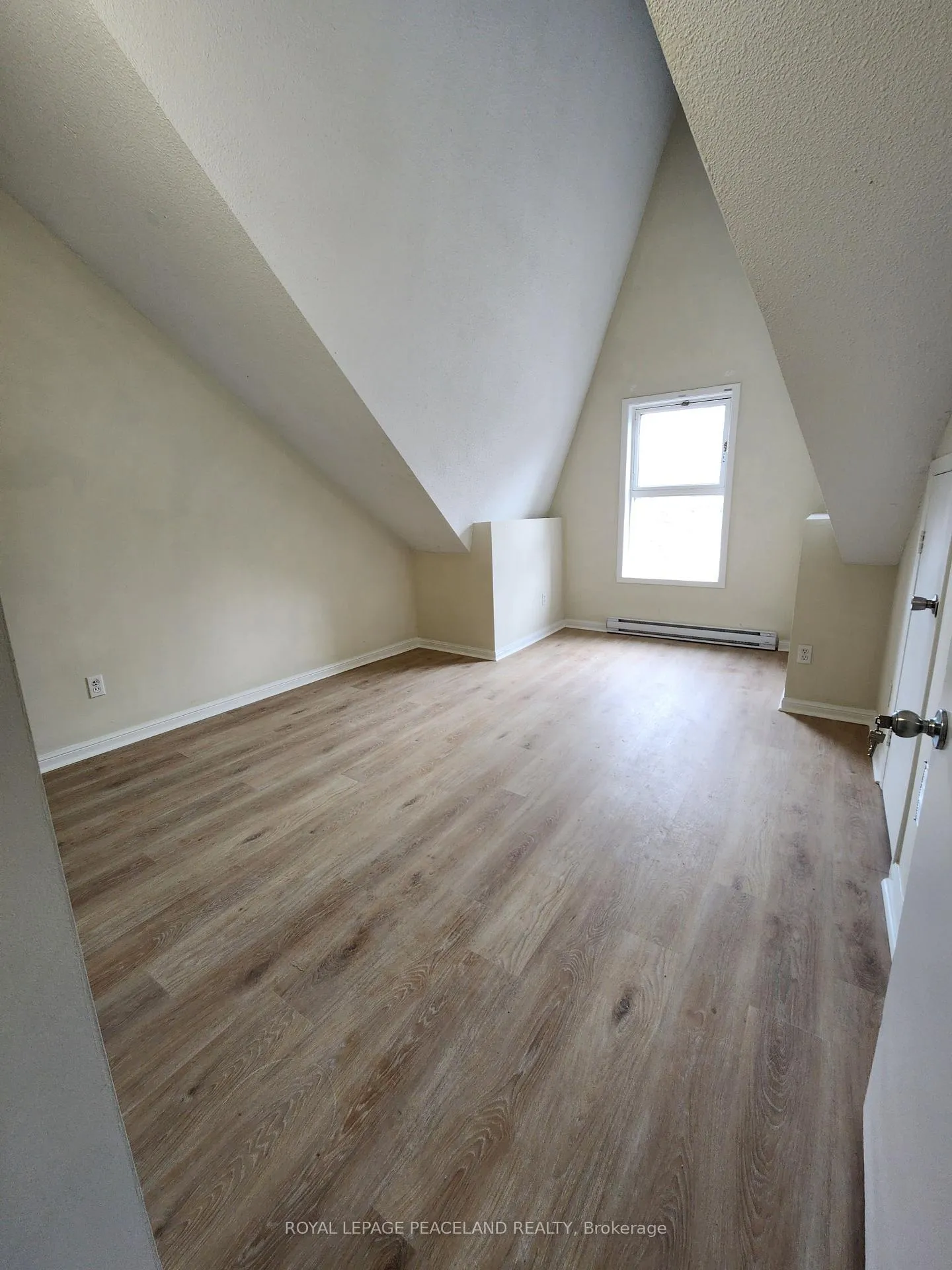 Photo 6 of Unit 3, 558 Spadina Crescent, Toronto, University — HOMEH