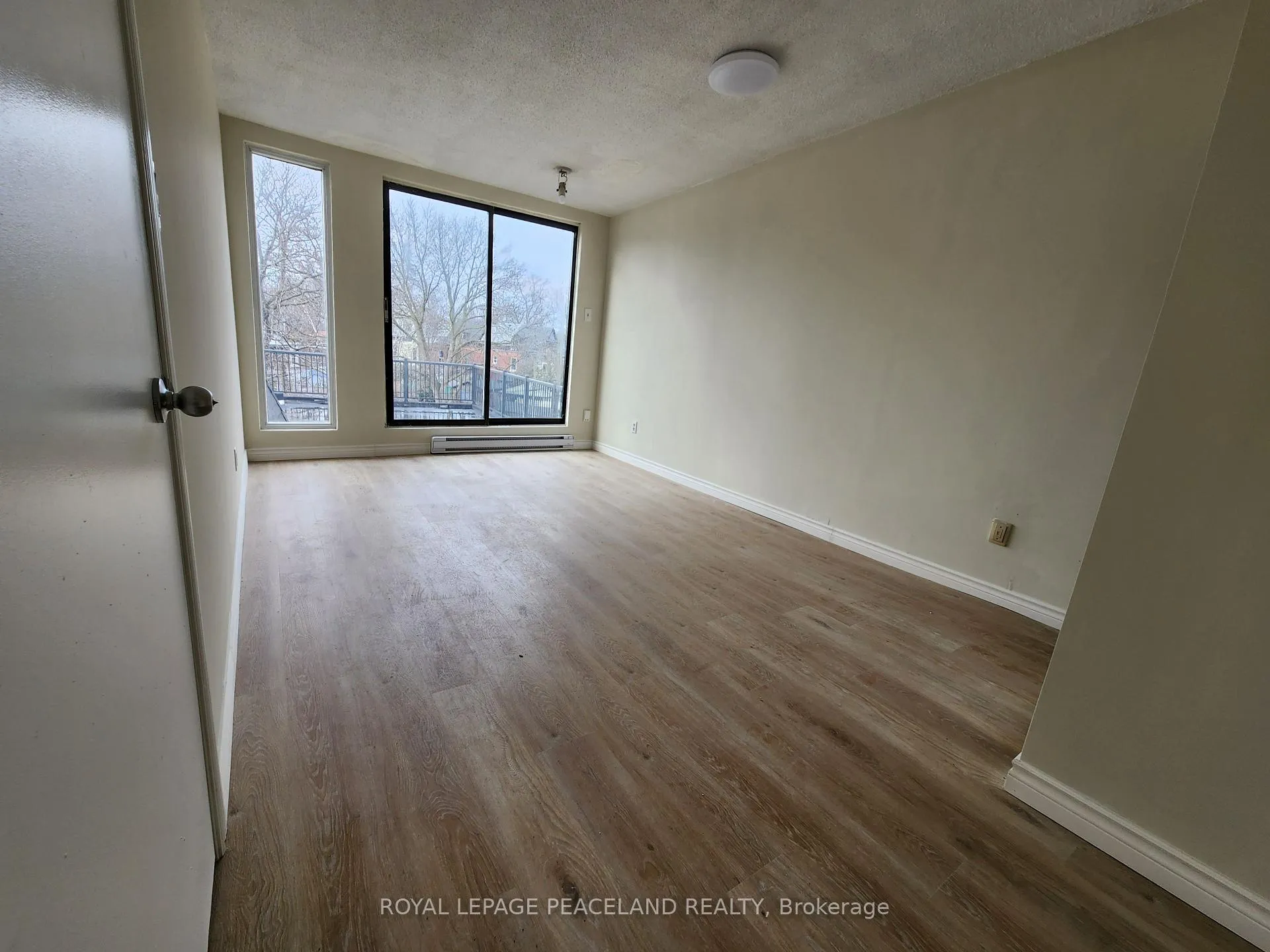 Photo 8 of Unit 3, 558 Spadina Crescent, Toronto, University — HOMEH