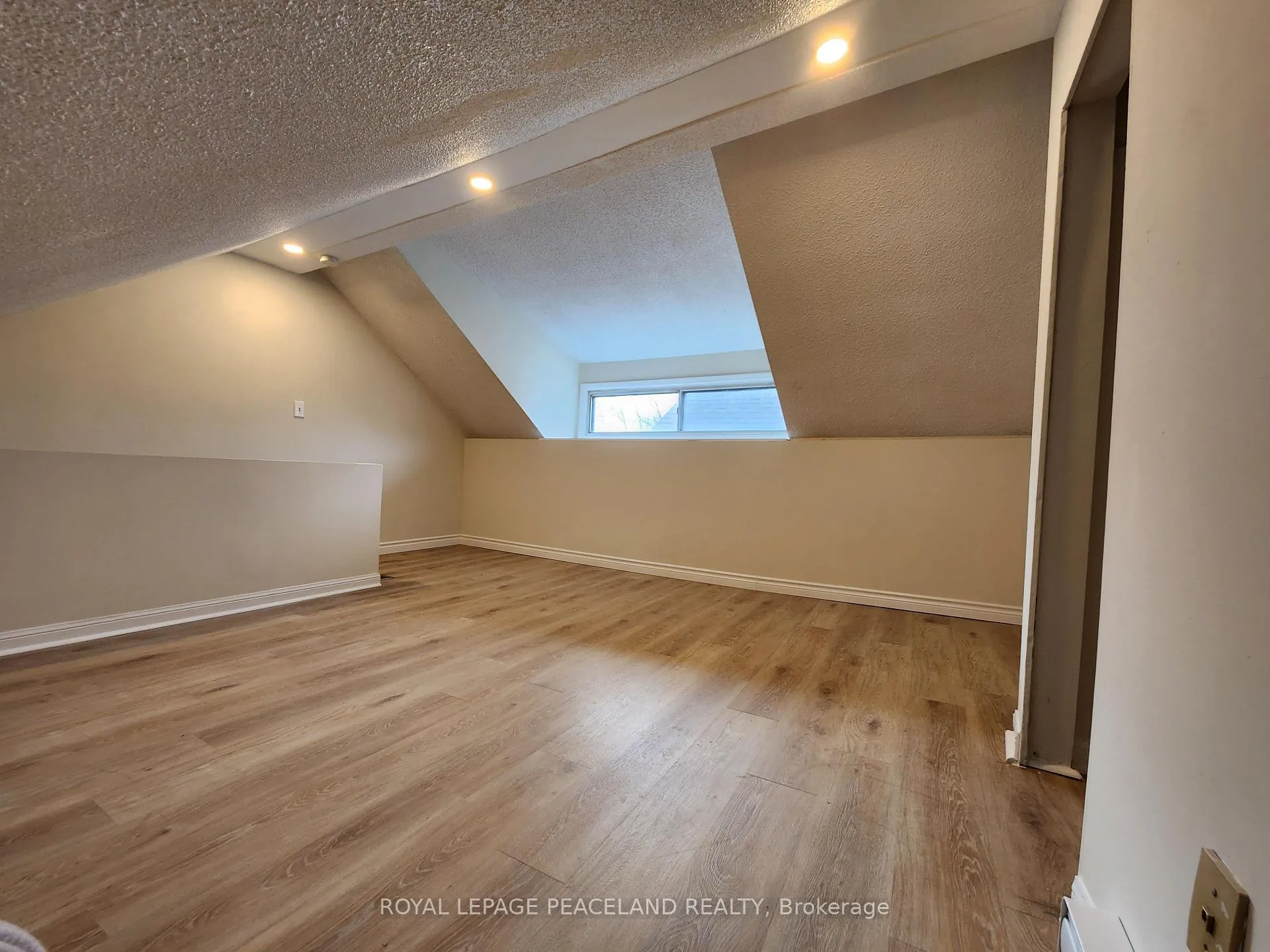 Photo 11 of Unit 3, 558 Spadina Crescent, Toronto, University — HOMEH