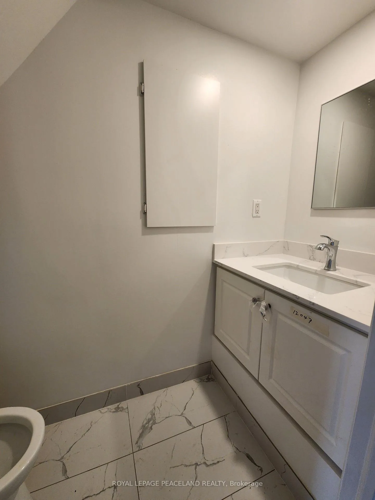 Photo 14 of Unit 3, 558 Spadina Crescent, Toronto, University — HOMEH