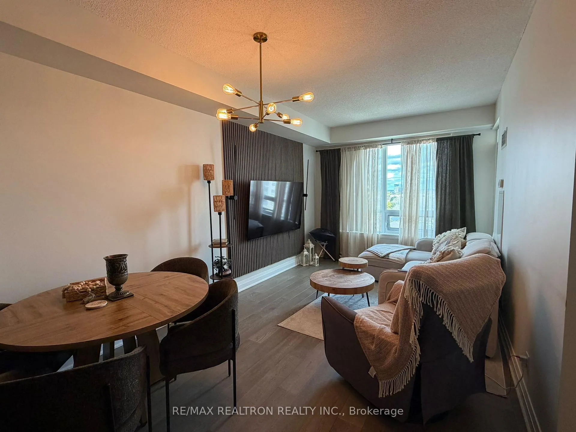 Front of Unit 1003, 520 Steeles Avenue W