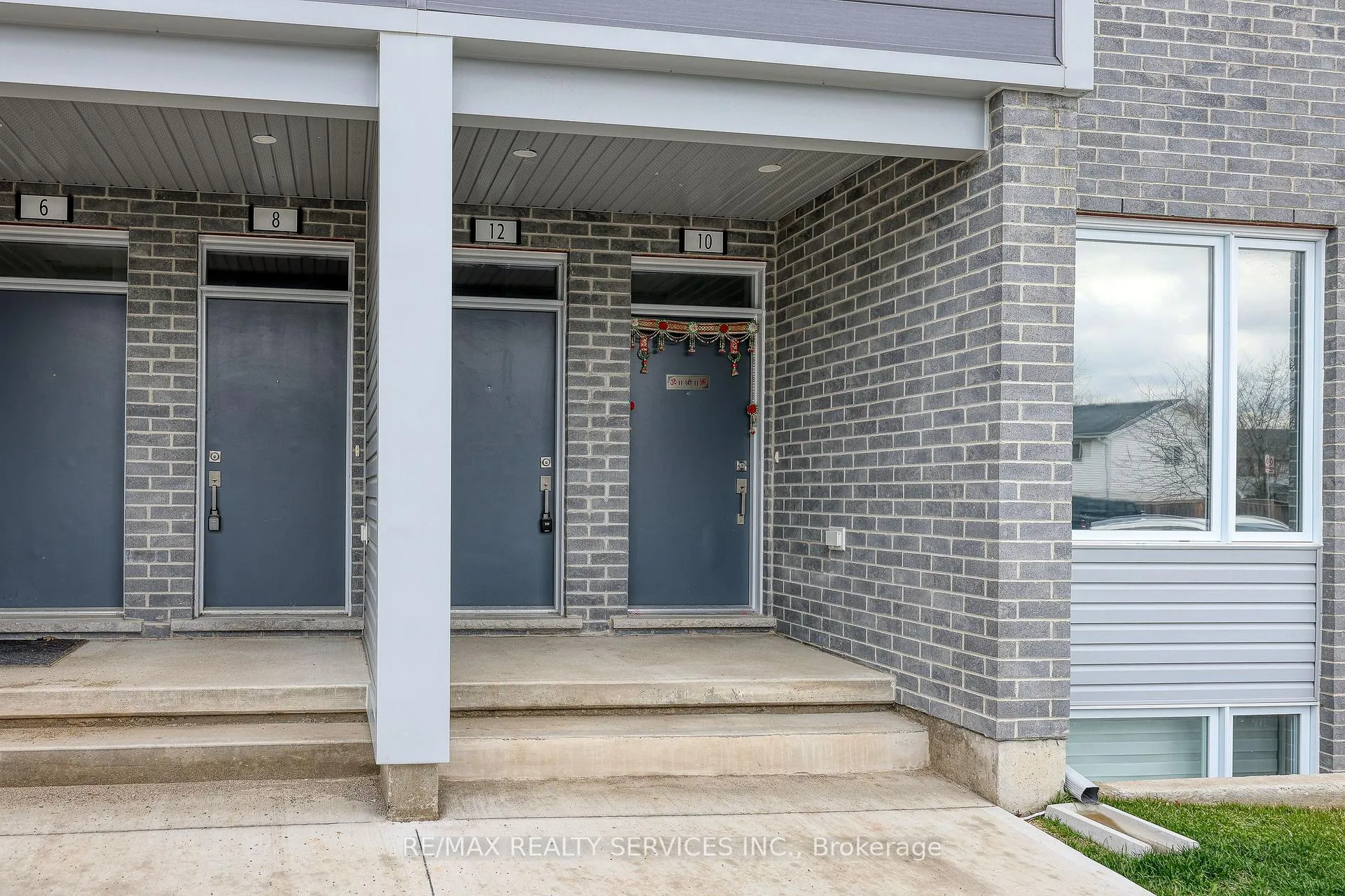 Photo 2 of Unit 12, 925 Deveron Crescent, London, South J — HOMEH