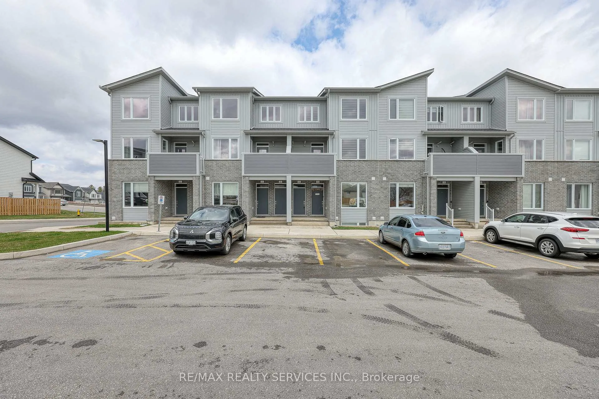 Photo 3 of Unit 12, 925 Deveron Crescent, London, South J — HOMEH
