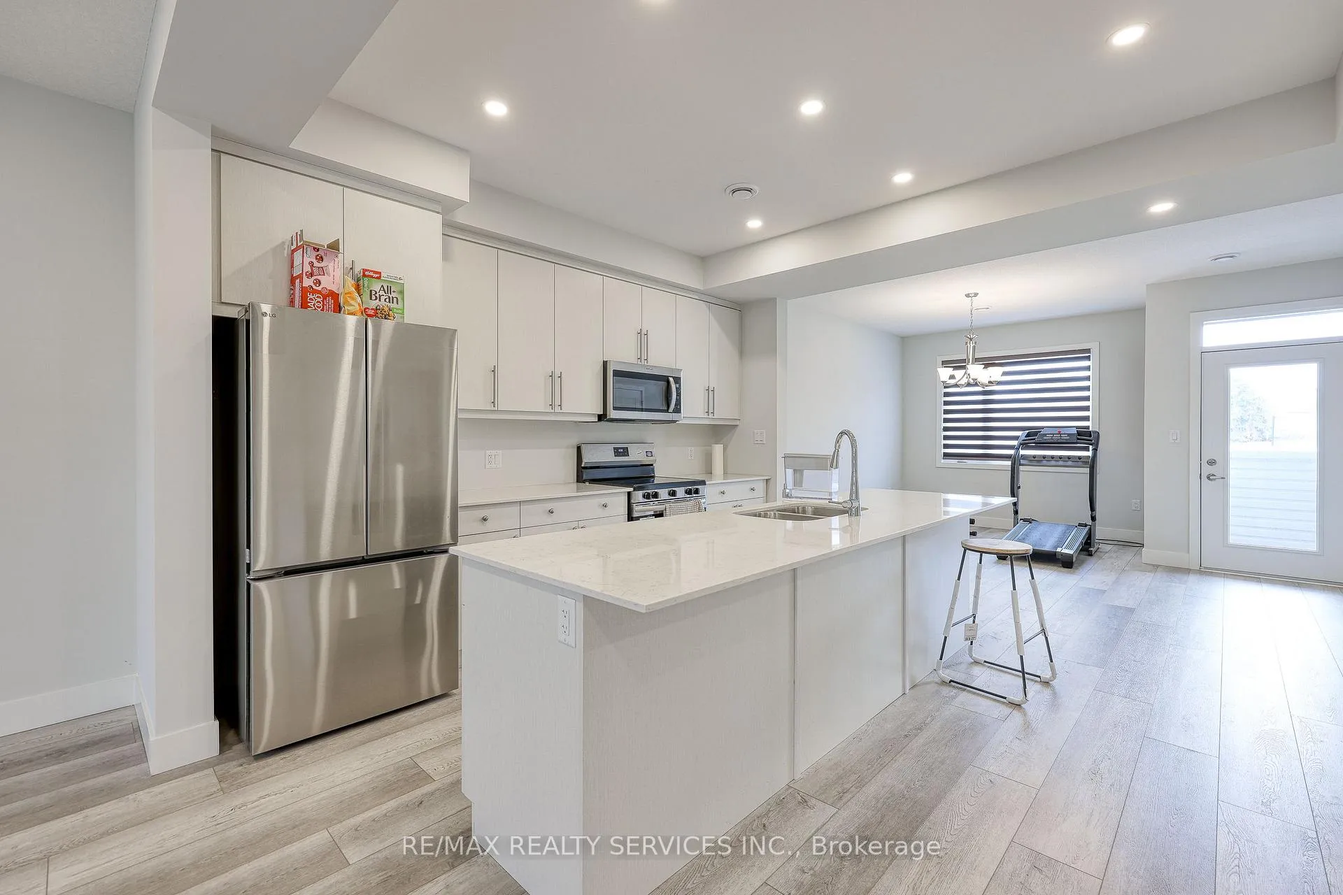 Photo 4 of Unit 12, 925 Deveron Crescent, London, South J — HOMEH