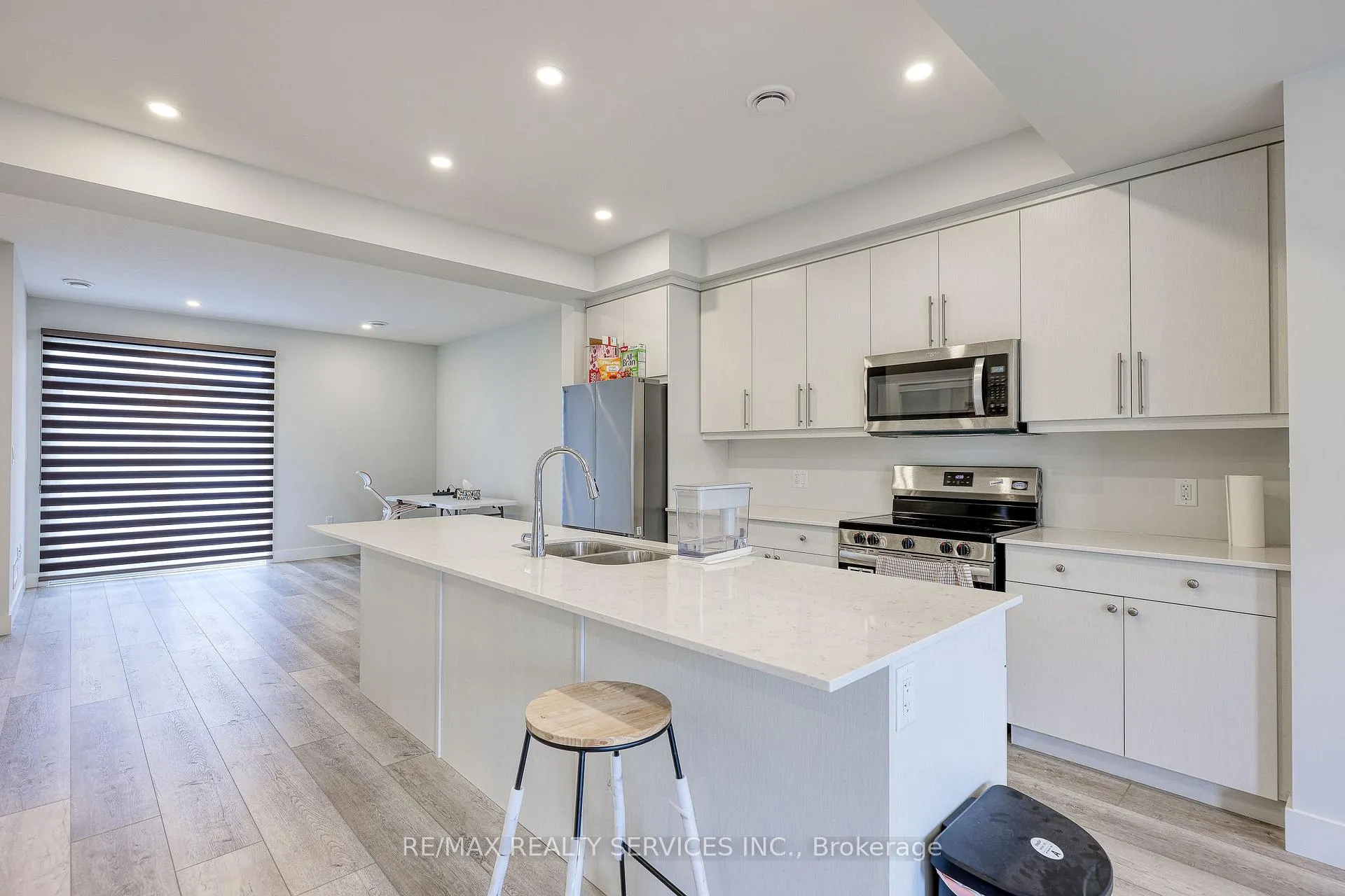 Photo 5 of Unit 12, 925 Deveron Crescent, London, South J — HOMEH