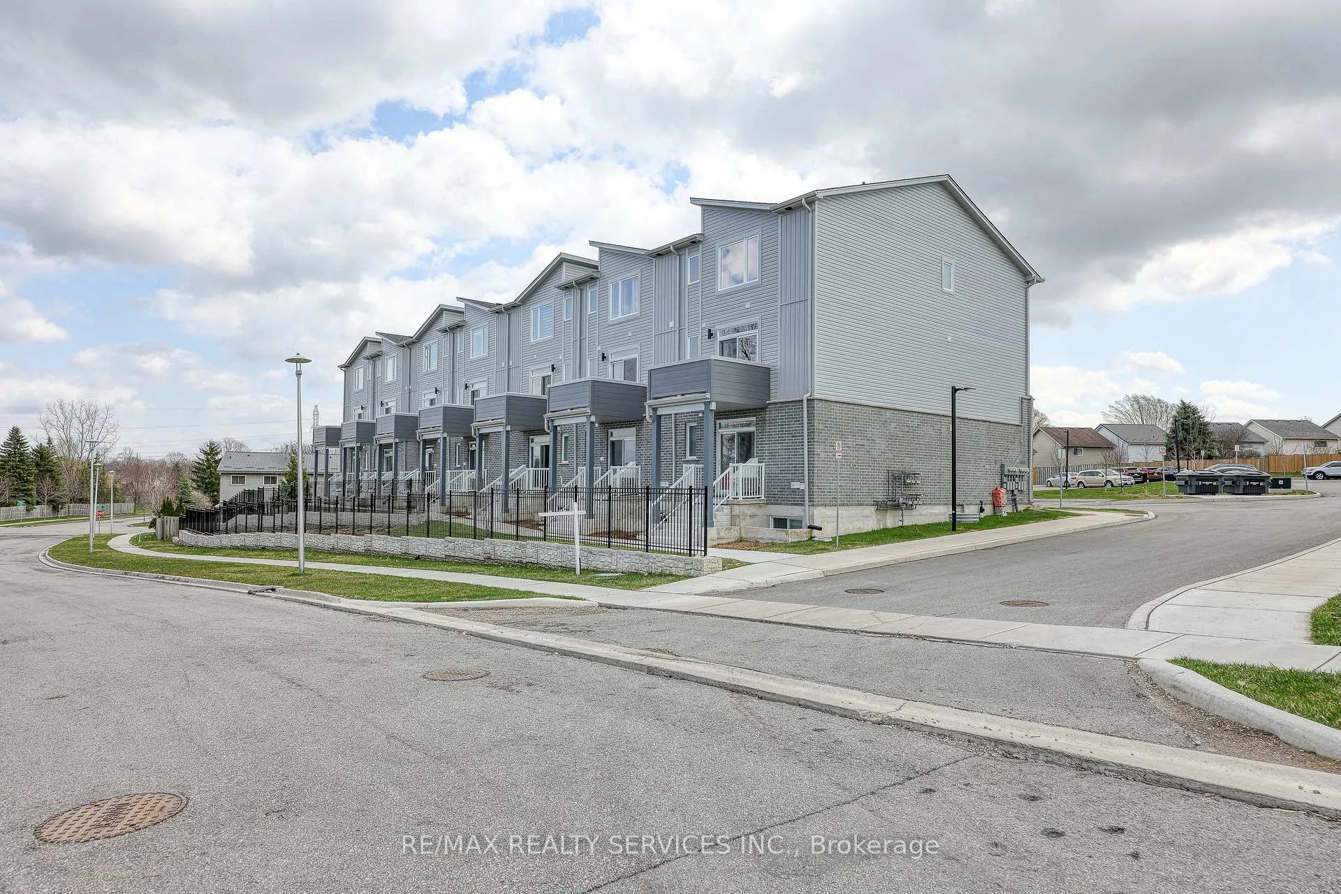 Photo 16 of Unit 12, 925 Deveron Crescent, London, South J — HOMEH