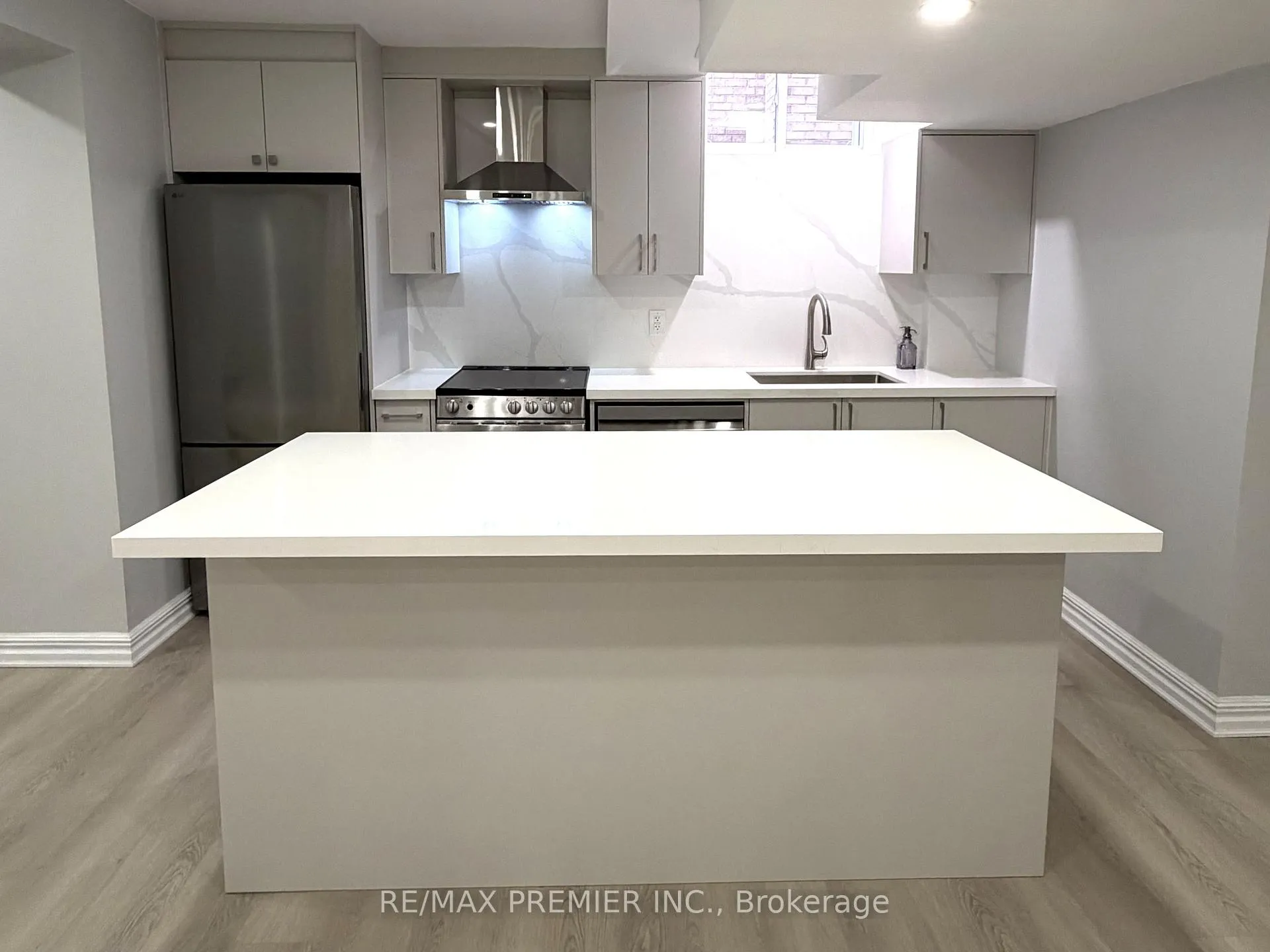 Photo 3 of 23 Brownlee Avenue, Vaughan, East Woodbridge — HOMEH