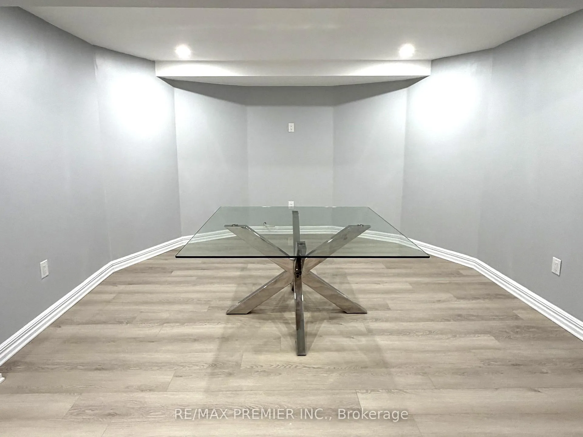 Photo 5 of 23 Brownlee Avenue, Vaughan, East Woodbridge — HOMEH