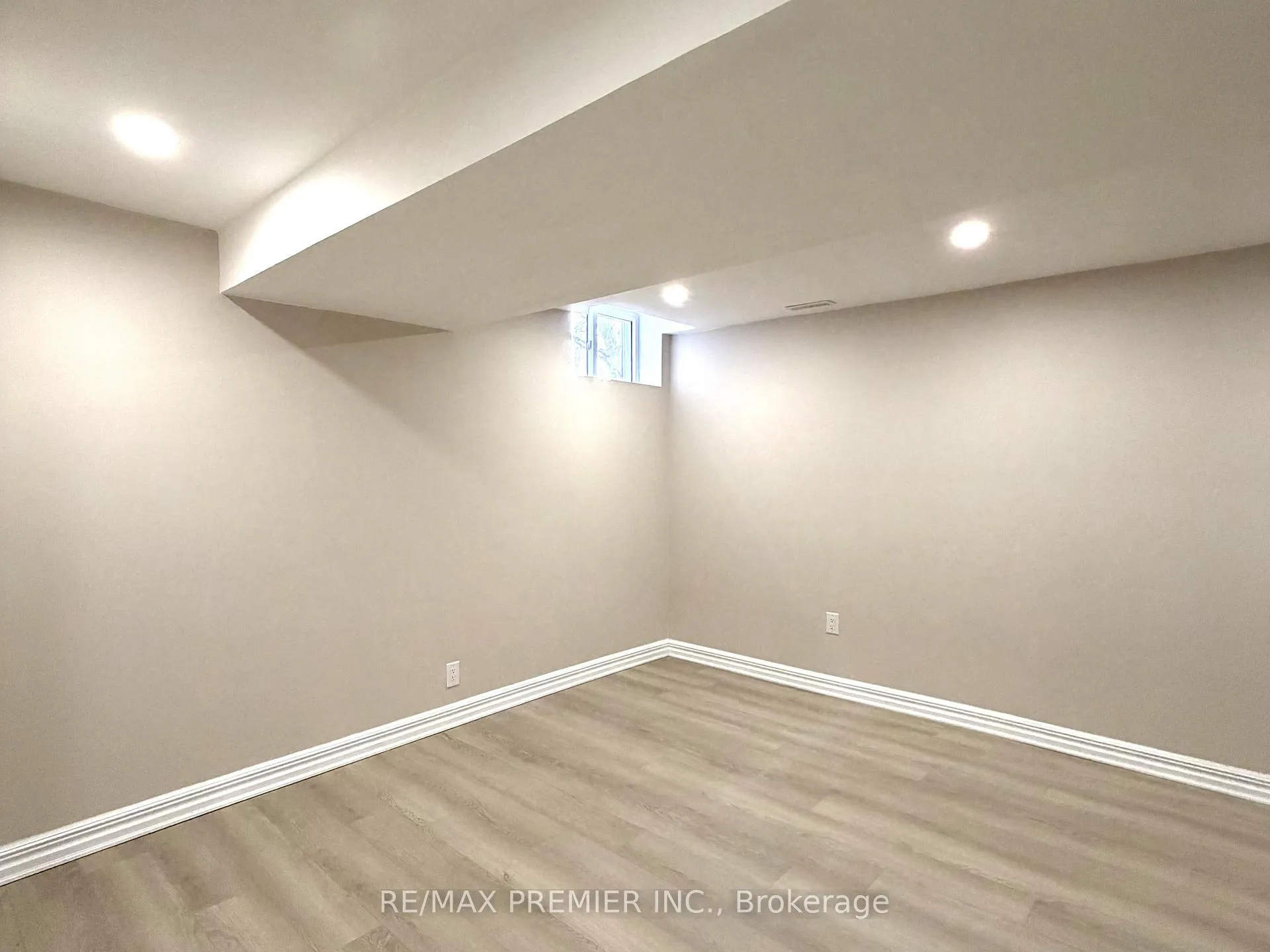 Photo 6 of 23 Brownlee Avenue, Vaughan, East Woodbridge — HOMEH