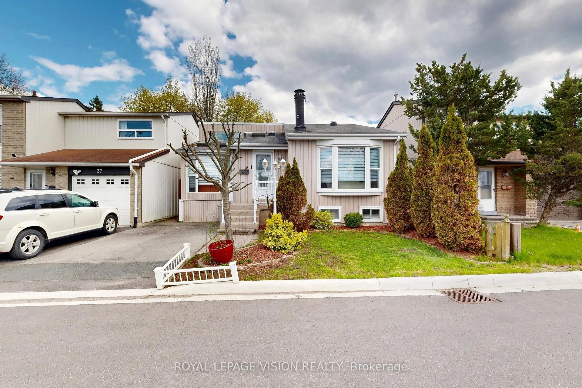 Front of Unit 16, 39 Lucas Lane