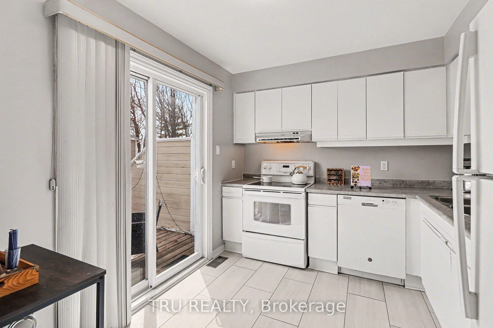 Photo 10 of 1120 Chimney Hill Way, Ottawa, Beacon Hill South — HOMEH