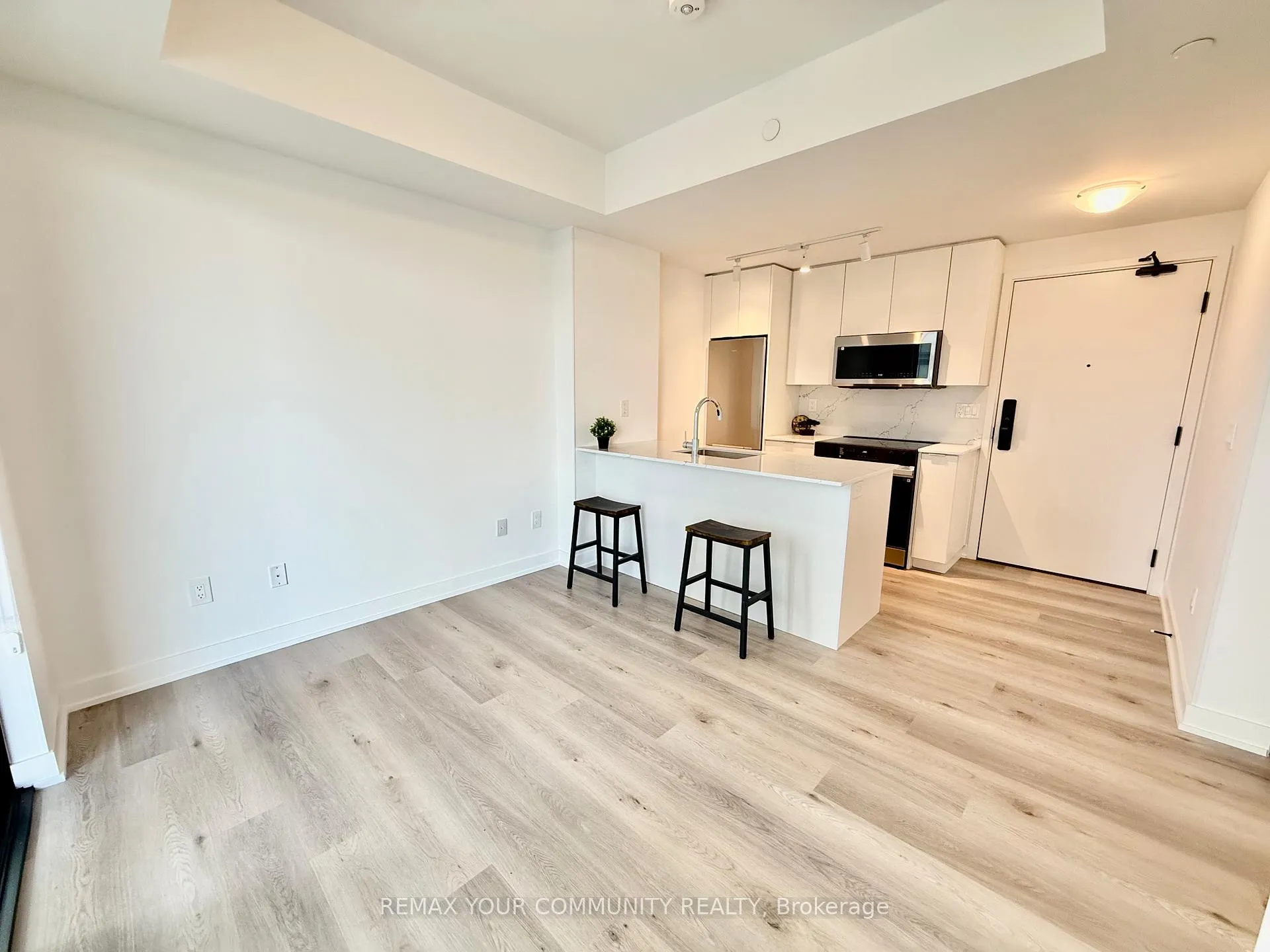 Photo 4 of Unit 703, 2075 Lakeshore Road, Burlington, Brant — HOMEH