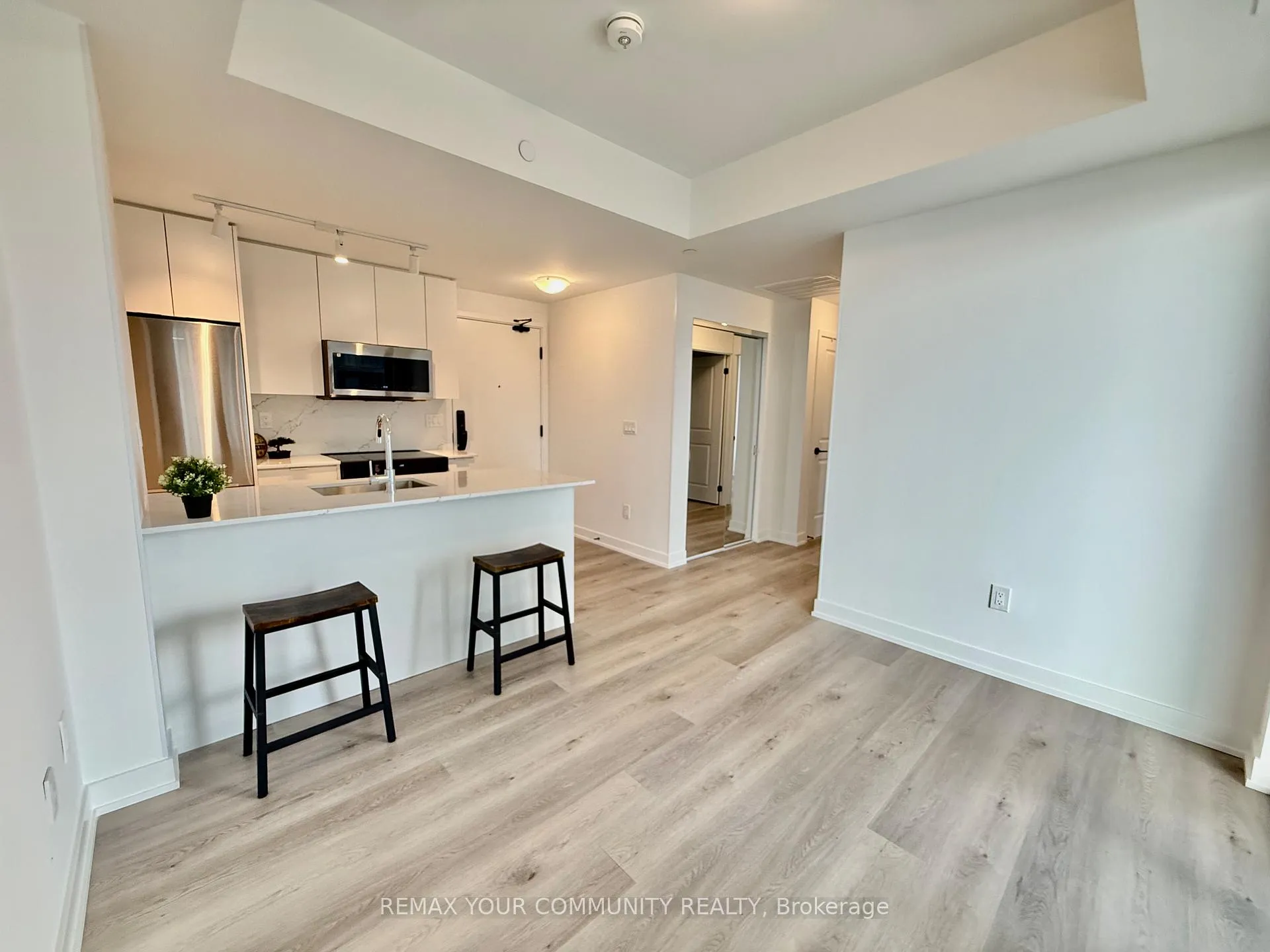 Photo 5 of Unit 703, 2075 Lakeshore Road, Burlington, Brant — HOMEH