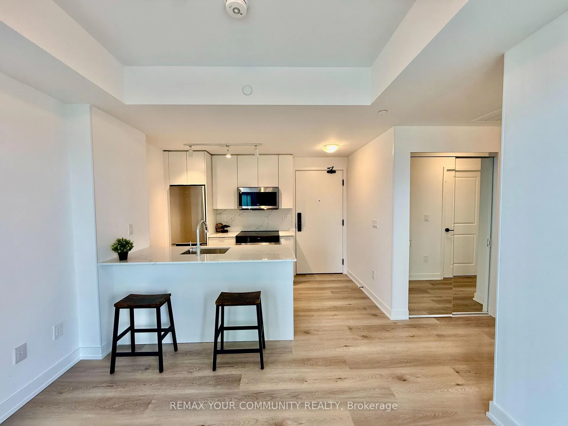 Photo 6 of Unit 703, 2075 Lakeshore Road, Burlington, Brant — HOMEH