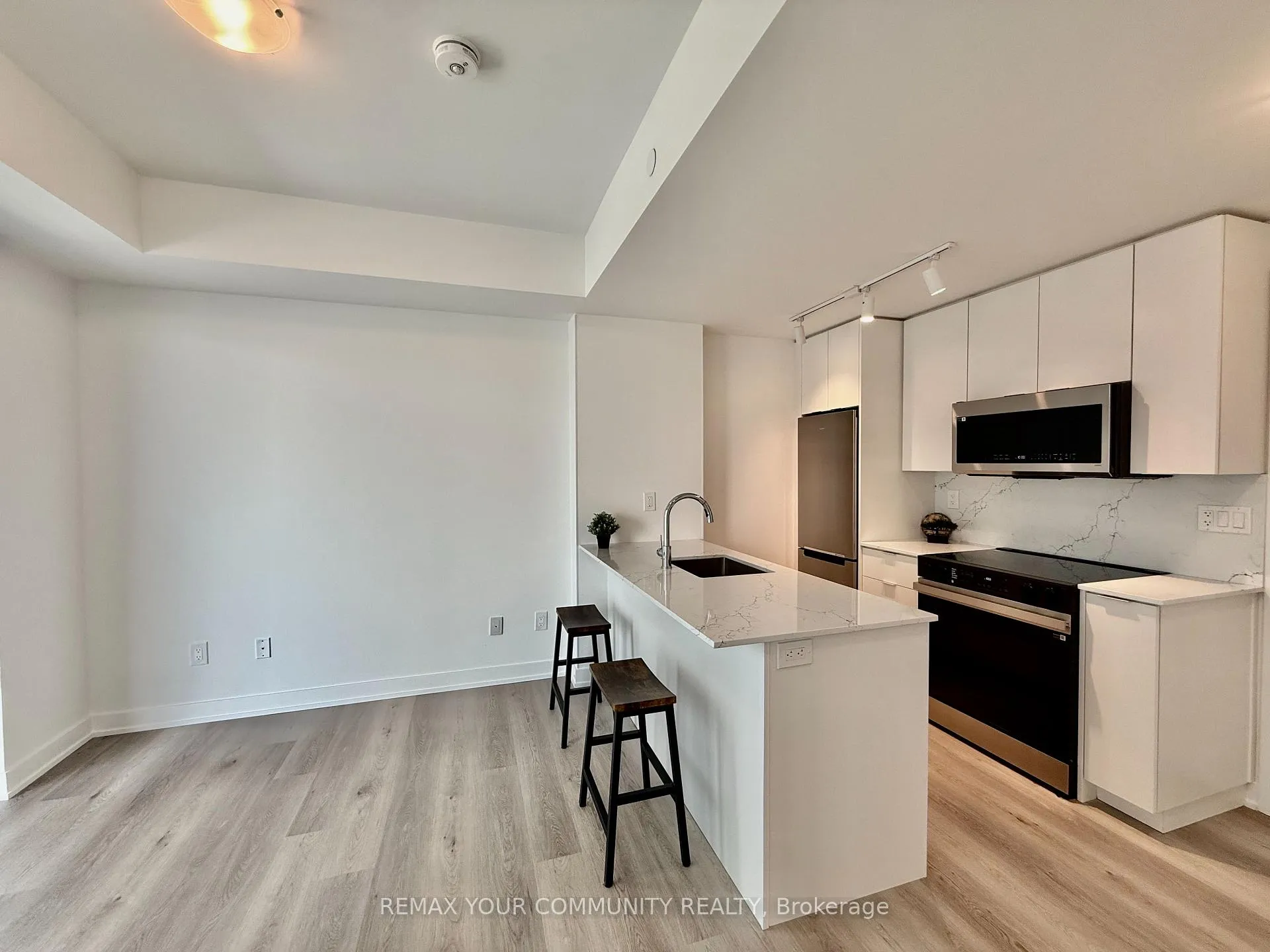 Photo 7 of Unit 703, 2075 Lakeshore Road, Burlington, Brant — HOMEH