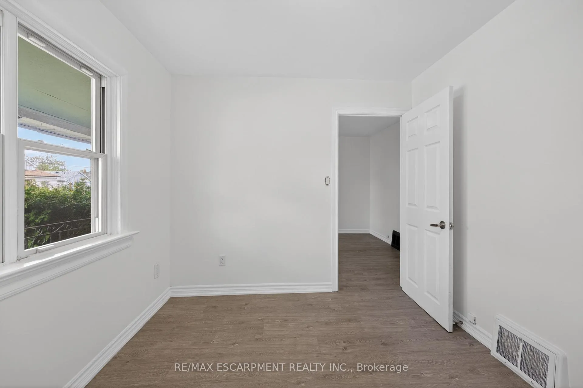 Photo 13 of 584 Waterloo Street, Hamilton, Parkview — HOMEH