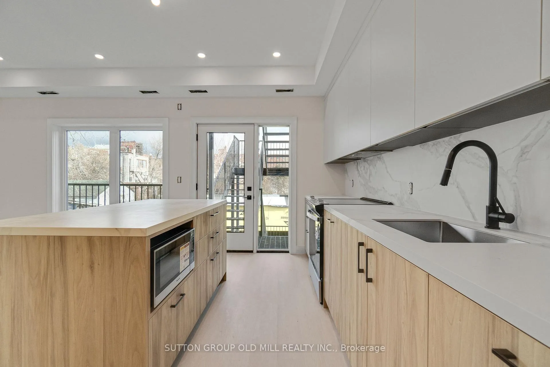 Photo 7 of Unit 03, 625 Harvie Avenue, Toronto, Caledonia-Fairbank — HOMEH