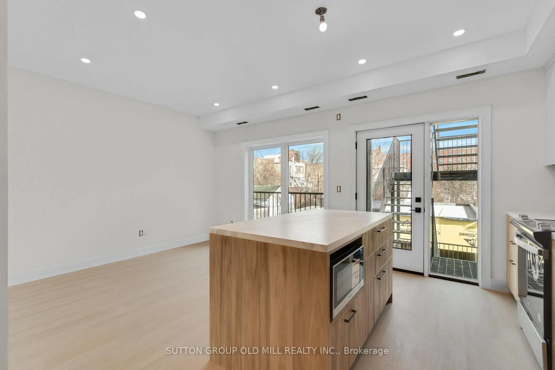 Photo 9 of Unit 03, 625 Harvie Avenue, Toronto, Caledonia-Fairbank — HOMEH