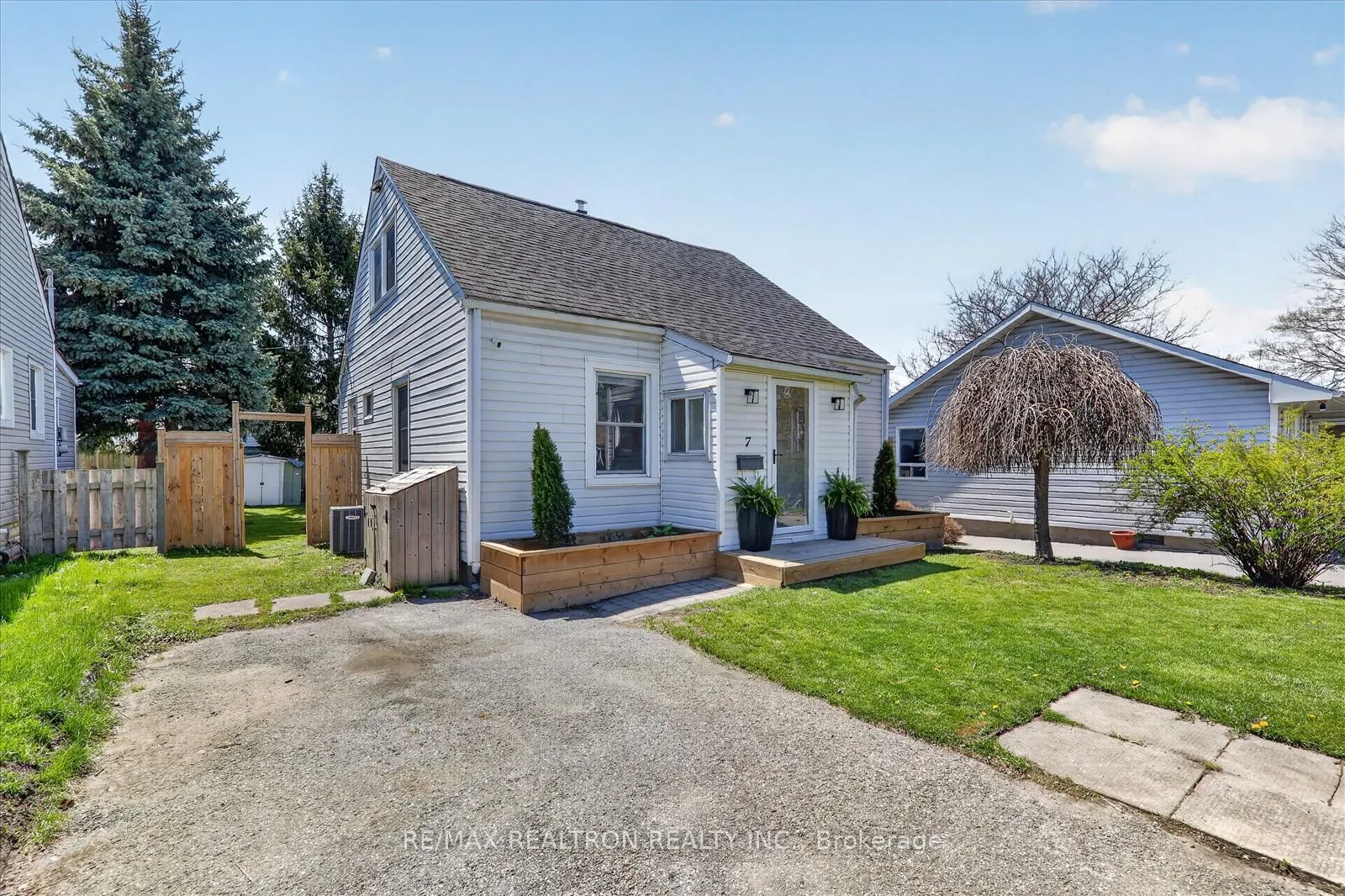 Photo 1 of 7 York Street, Ajax, Central — HOMEH