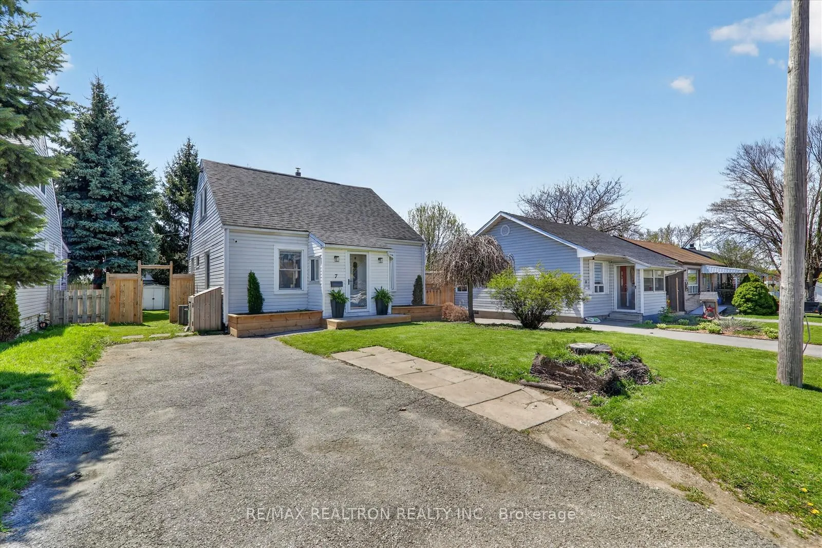 Photo 2 of 7 York Street, Ajax, Central — HOMEH