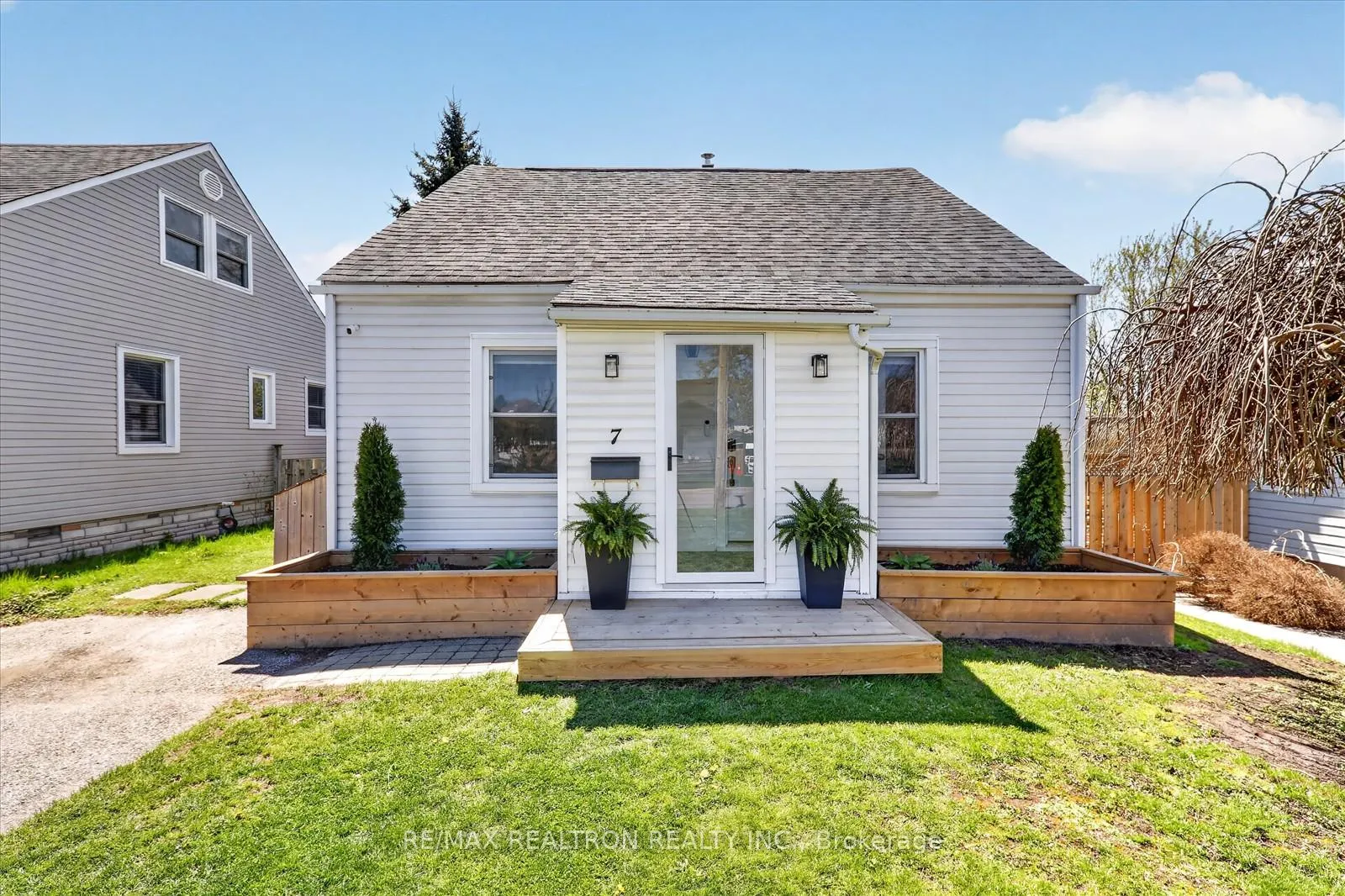 Photo 3 of 7 York Street, Ajax, Central — HOMEH