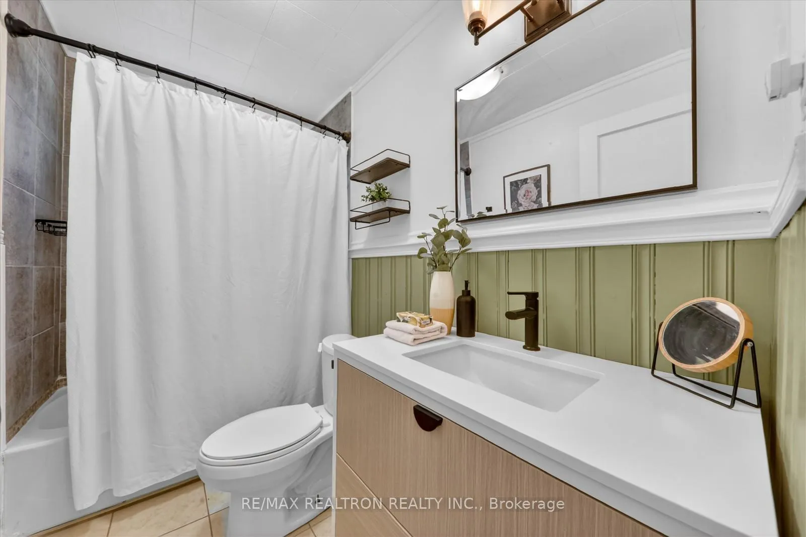 Photo 13 of 7 York Street, Ajax, Central — HOMEH