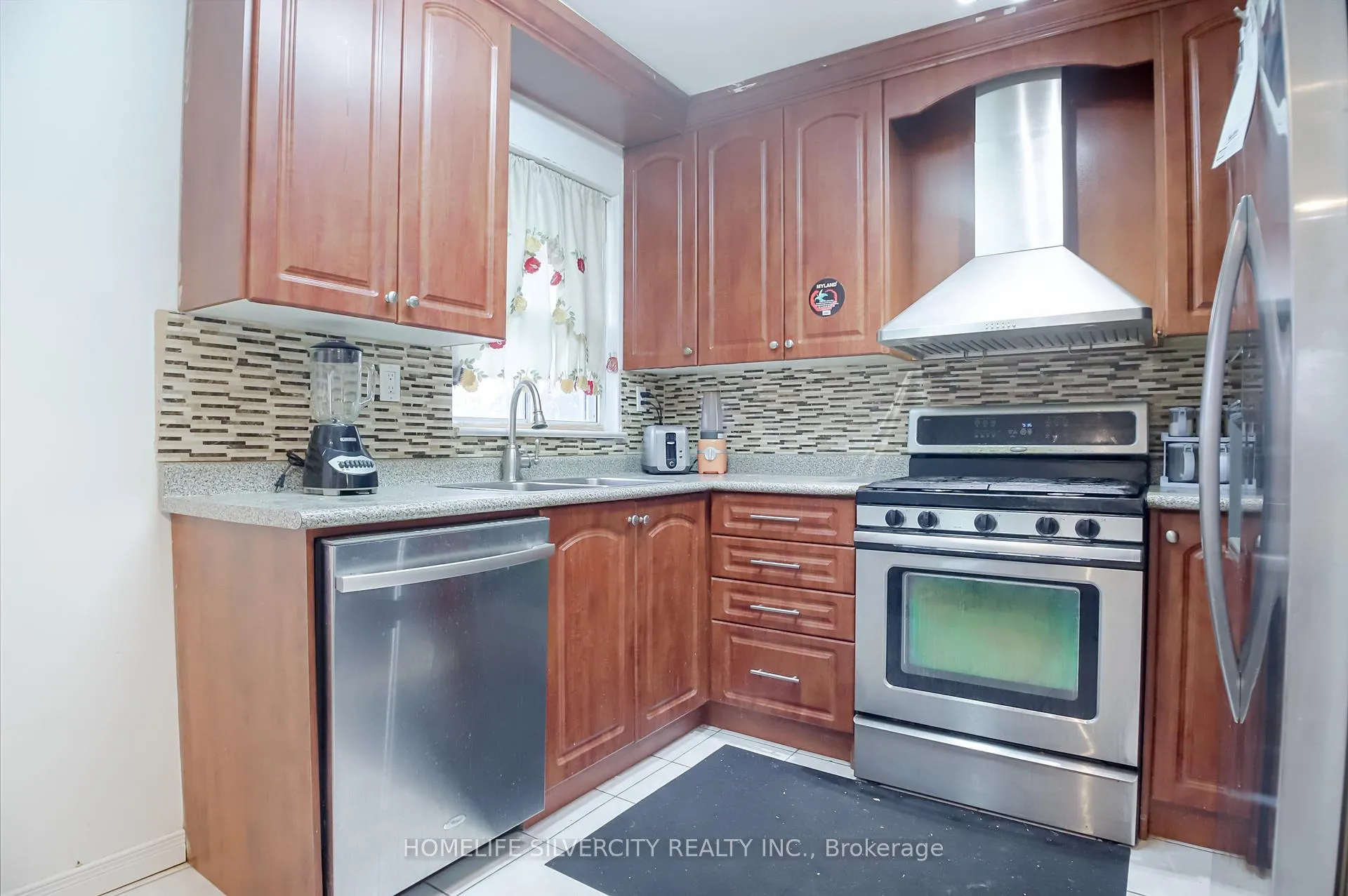 Photo 14 of 10 Coppermill Drive, Etobicoke, Rexdale-Kipling — HOMEH