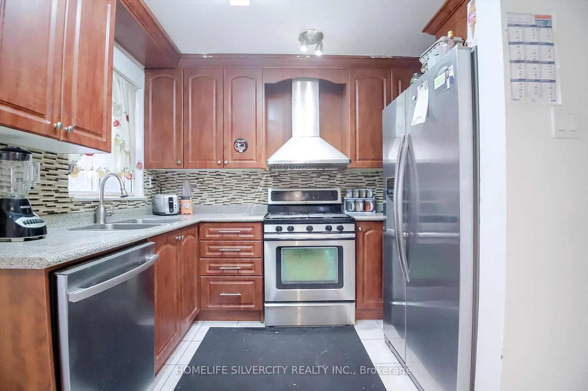 Photo 16 of 10 Coppermill Drive, Etobicoke, Rexdale-Kipling — HOMEH