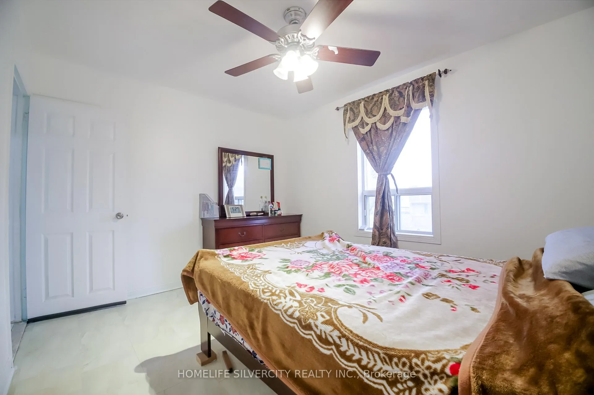 Photo 23 of 10 Coppermill Drive, Etobicoke, Rexdale-Kipling — HOMEH