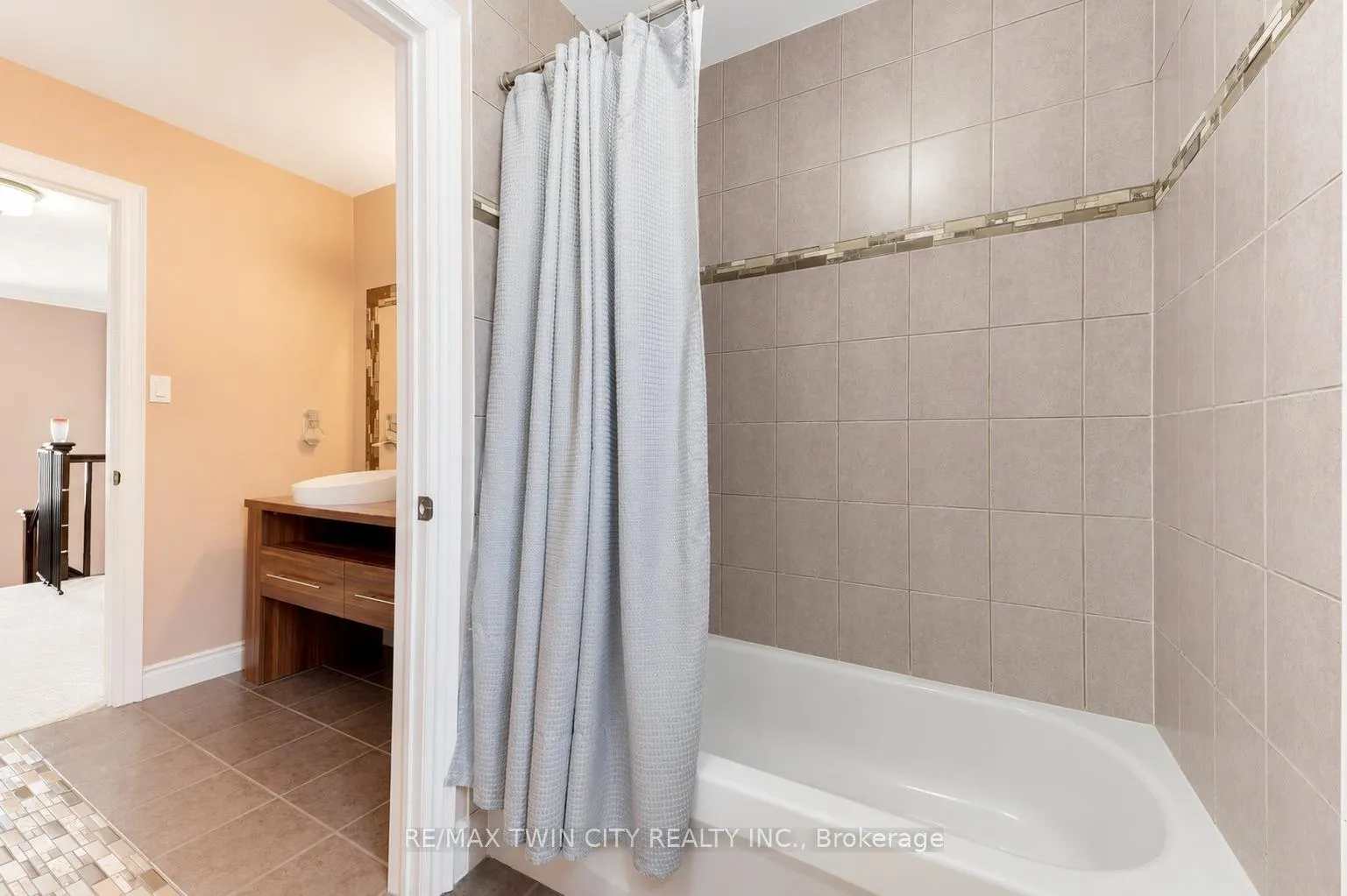 Photo 25 of 437 Beaumont Crescent, Kitchener, Grand River South — HOMEH