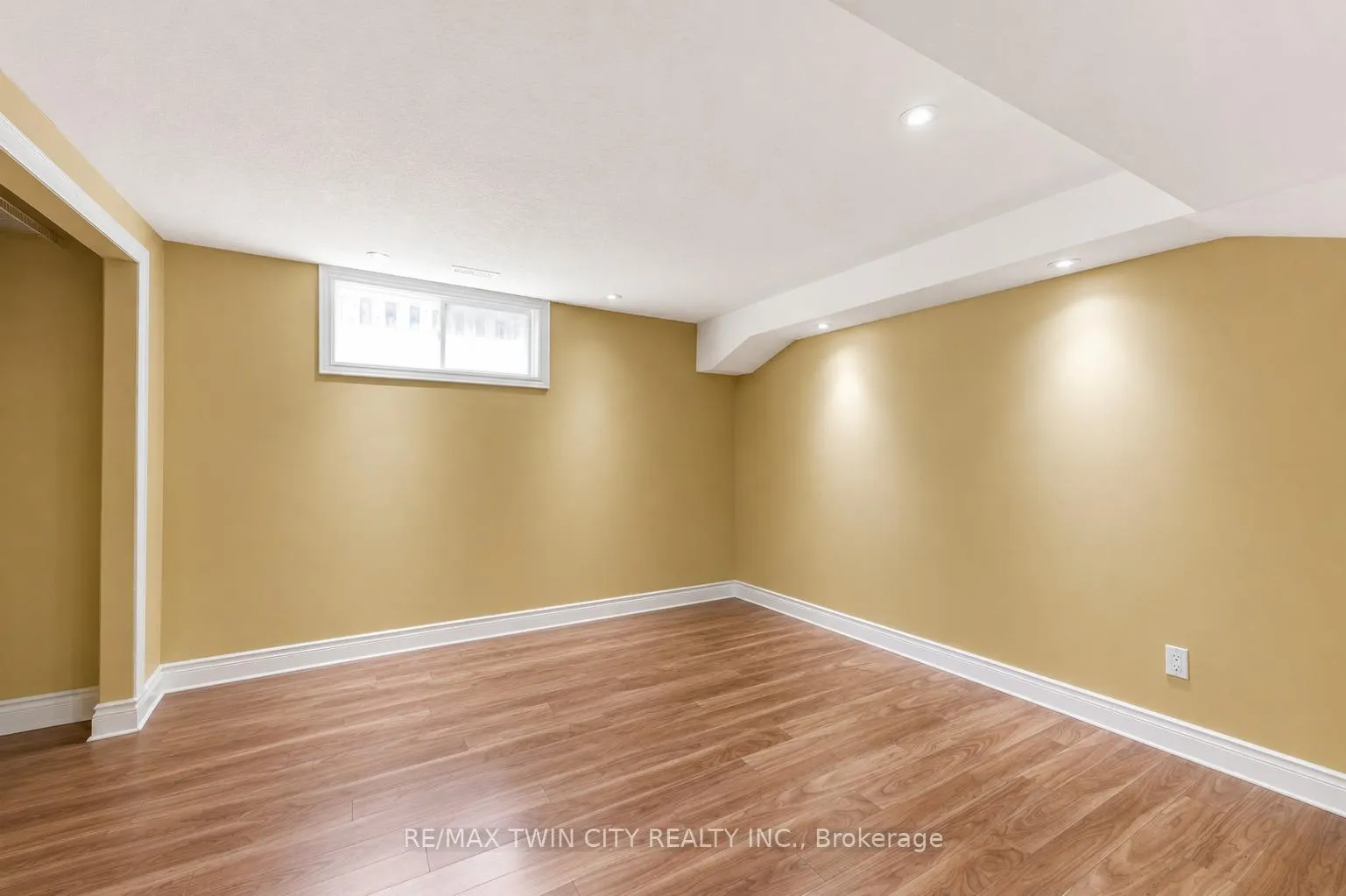 Photo 34 of 437 Beaumont Crescent, Kitchener, Grand River South — HOMEH