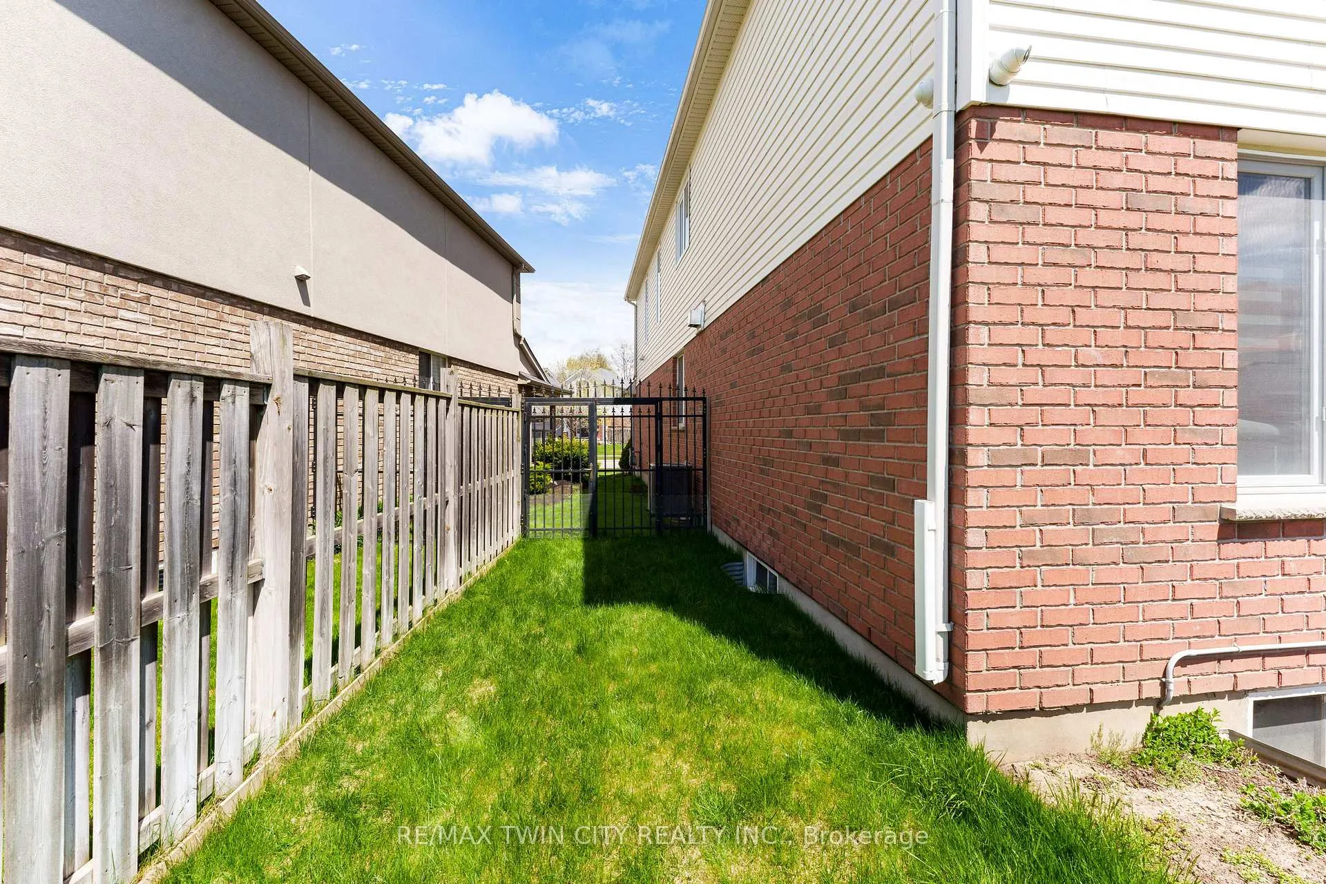 Photo 40 of 437 Beaumont Crescent, Kitchener, Grand River South — HOMEH