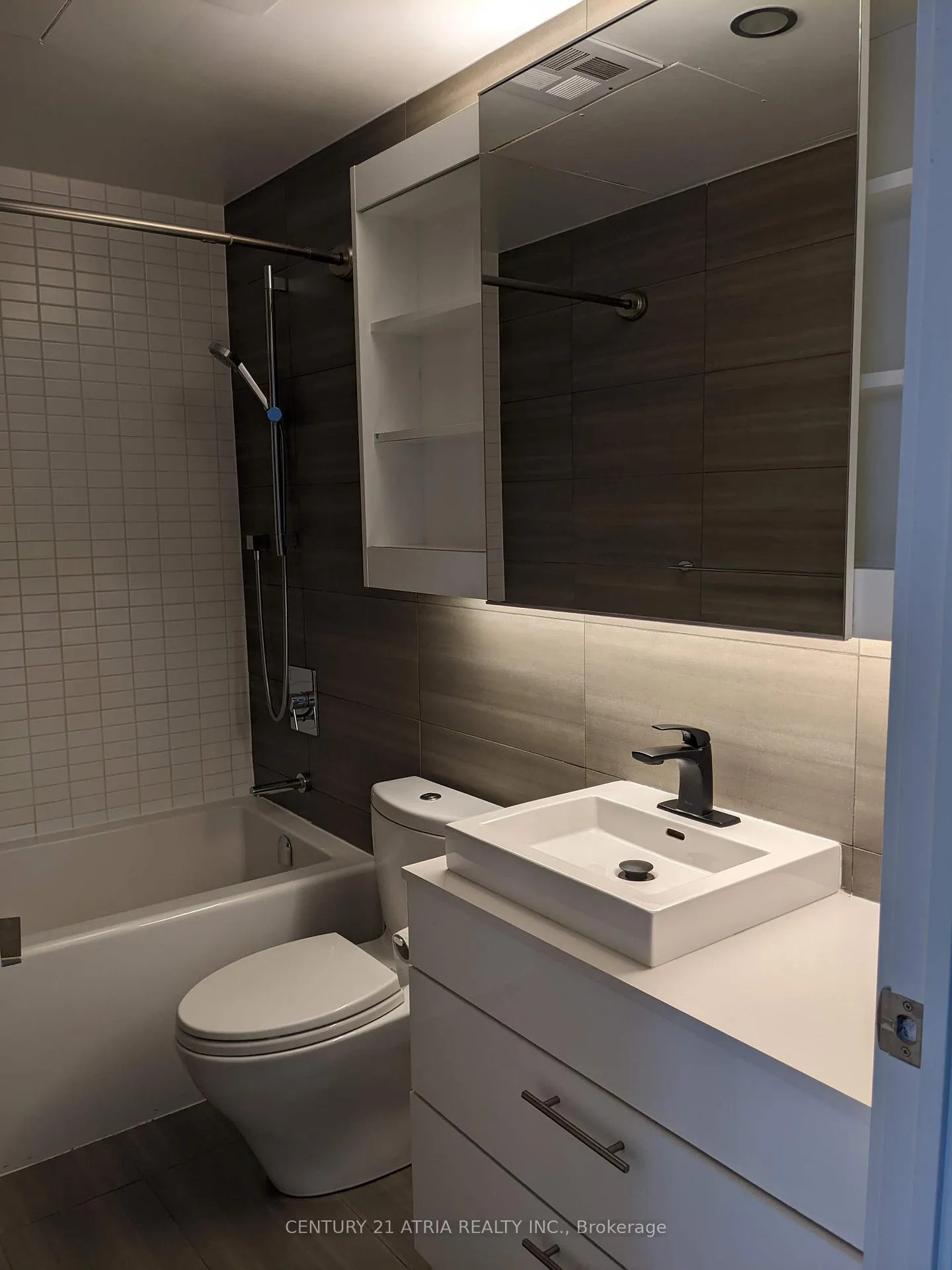 Photo 9 of Unit 1022, 32 Trolley Crescent, Toronto, Waterfront Communities — HOMEH