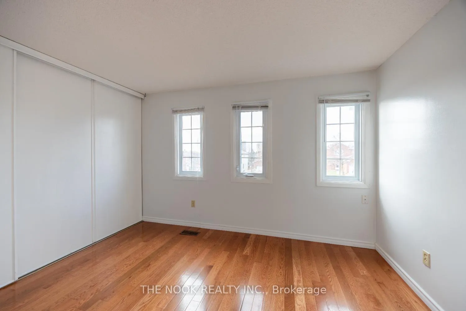 Photo 15 of 606 Cobblehill Drive, Oshawa, Pinecrest — HOMEH