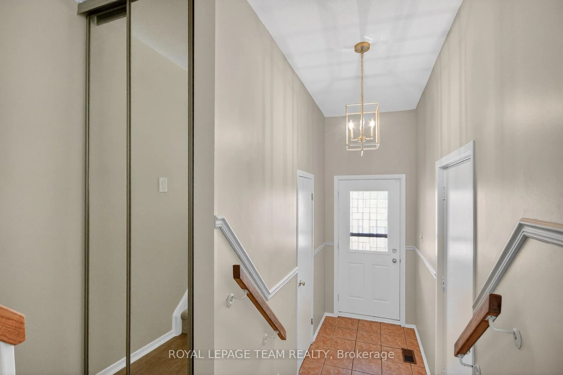 Photo 4 of 39 Saxton Private, Ottawa, Redwood Park — HOMEH