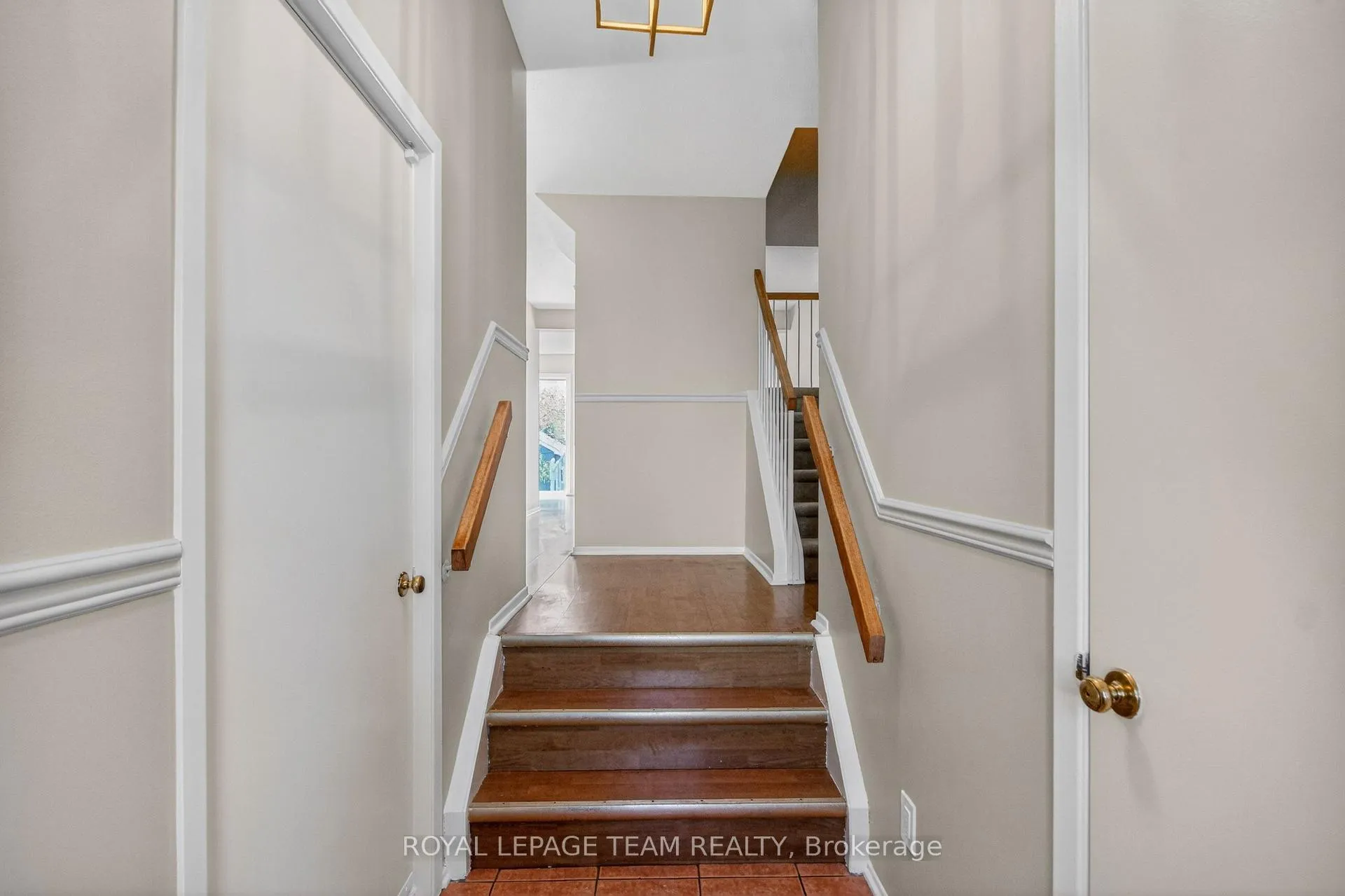 Photo 5 of 39 Saxton Private, Ottawa, Redwood Park — HOMEH