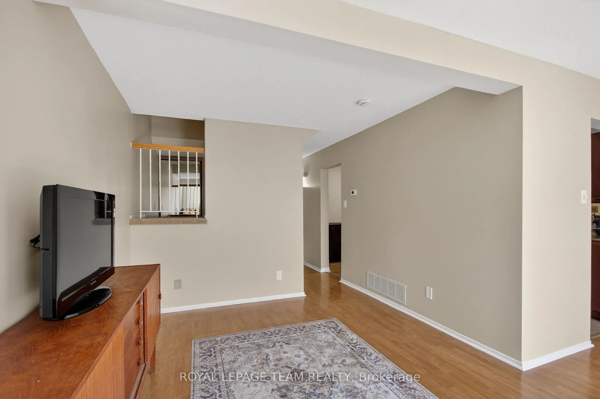 Photo 8 of 39 Saxton Private, Ottawa, Redwood Park — HOMEH