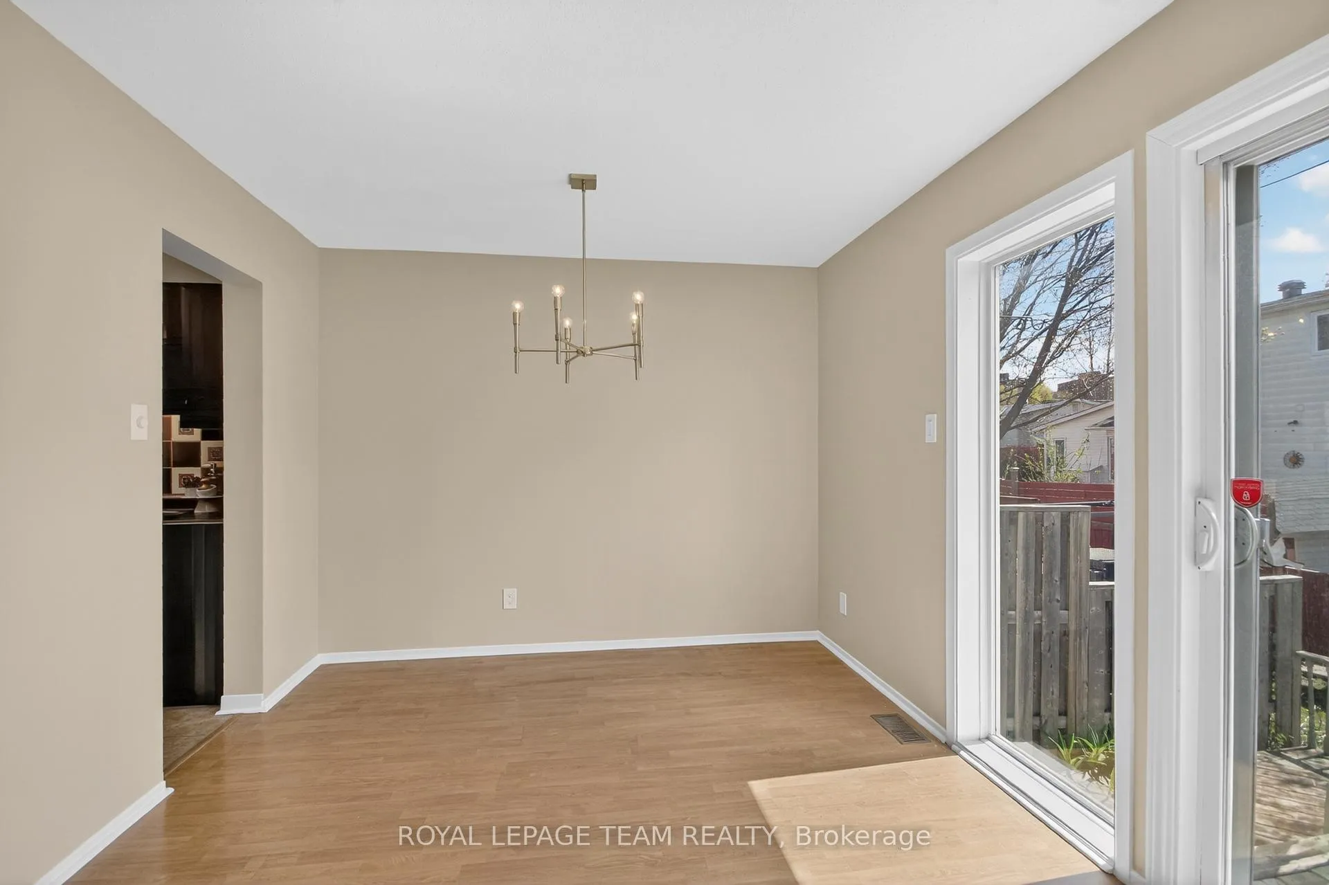 Photo 11 of 39 Saxton Private, Ottawa, Redwood Park — HOMEH