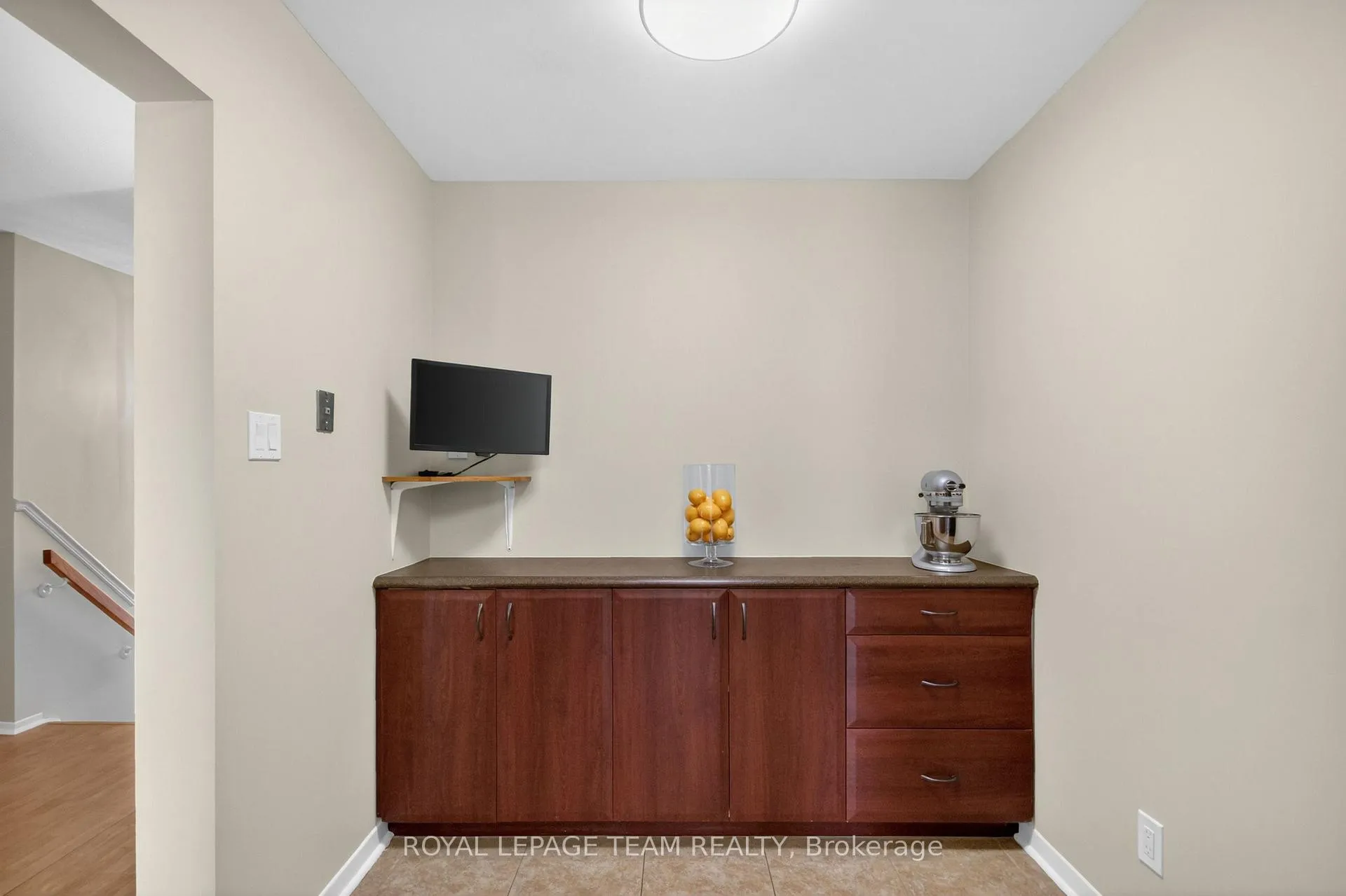 Photo 14 of 39 Saxton Private, Ottawa, Redwood Park — HOMEH